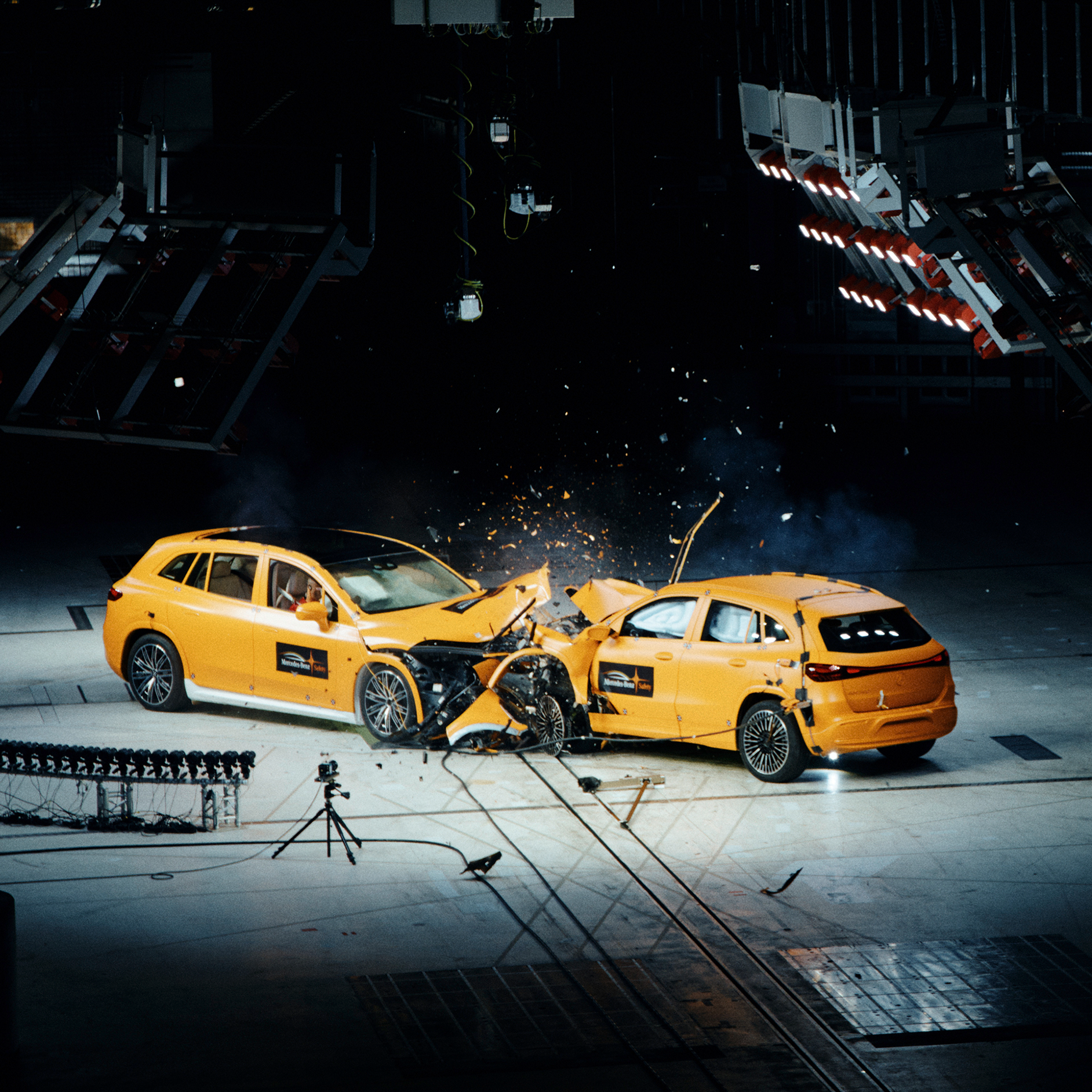 Antriebstechnik | Sichere Fahrt | Mercedes-Benz. Frontalaufprall zwischen zwei Mercedes-Benz Fahrzeugen, aufgenommen von Crashtest-Kameras.