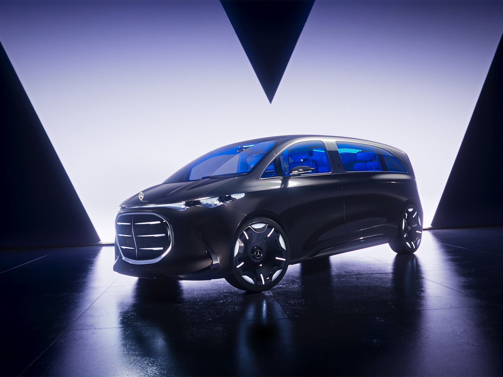 Seitliche Abbildung eines Vision V mit hellem Licht im Hintergrund auf dunklem Boden.