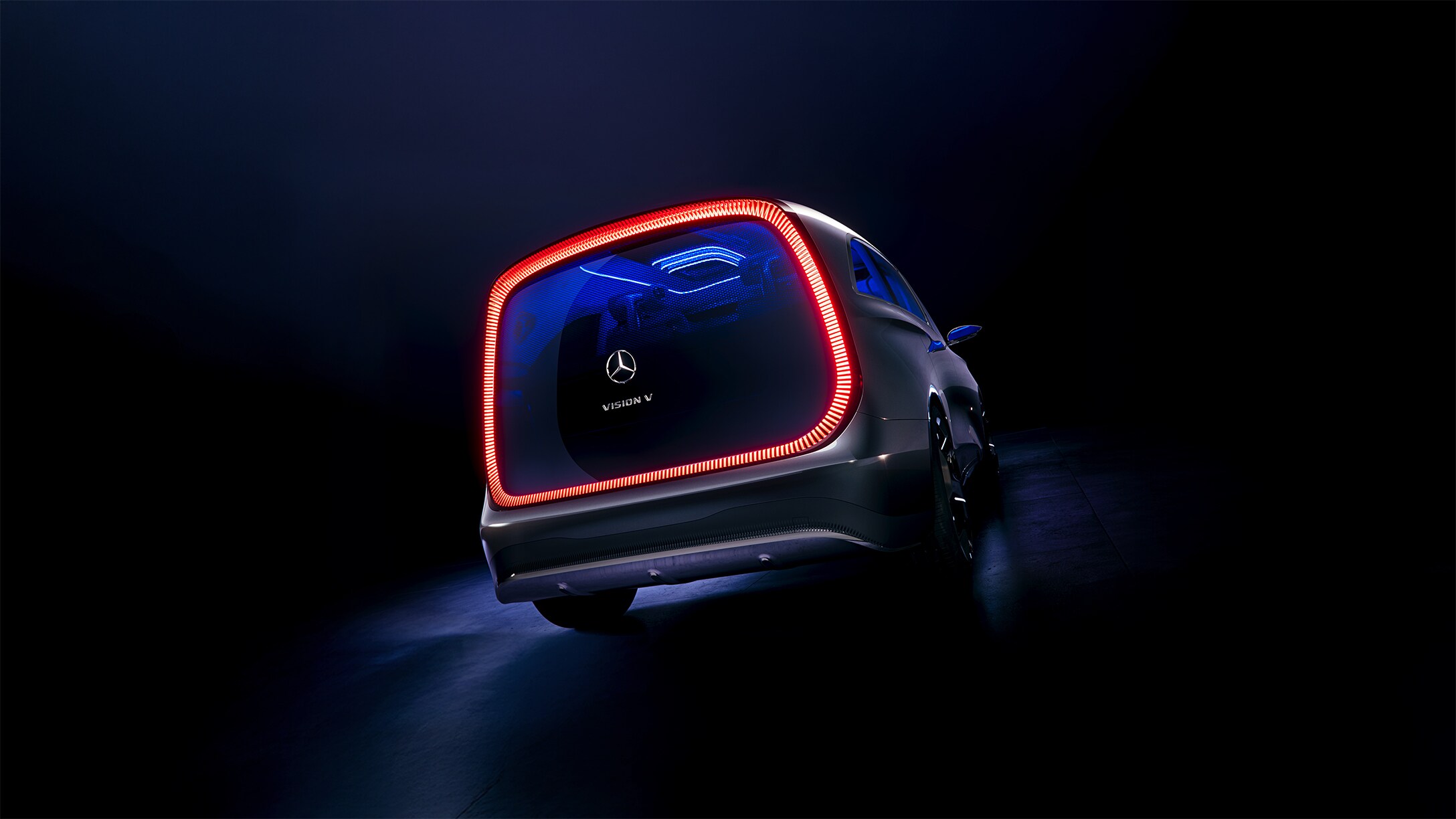 Das Heck mit der durchgehenden Rückleuchte des Vision V Showcars.