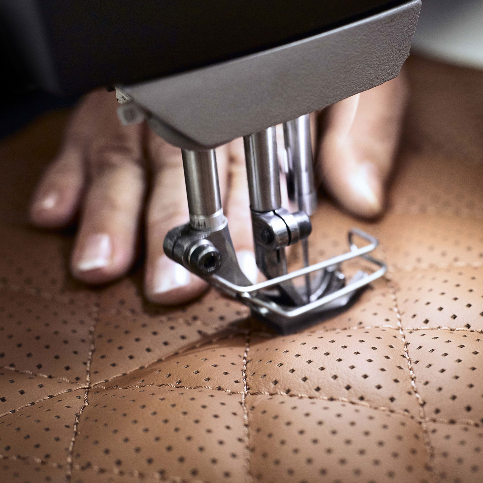 MANUFAKTUR Stoff mit Mercedes-Benz Stern wird von Hand verarbeitet. MANUFAKTUR Stoff mit Mercedes-Benz Stern wird von Hand verarbeitet.