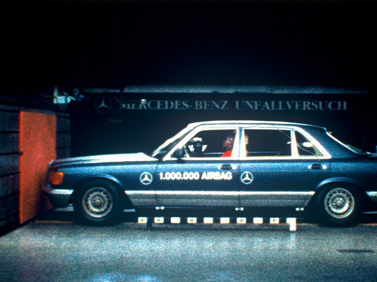 Crashtest einer S-Klasse der Baureihe 126 mit Airbag in der Mercedes-Benz Crashtestanlage in Sindelfingen.