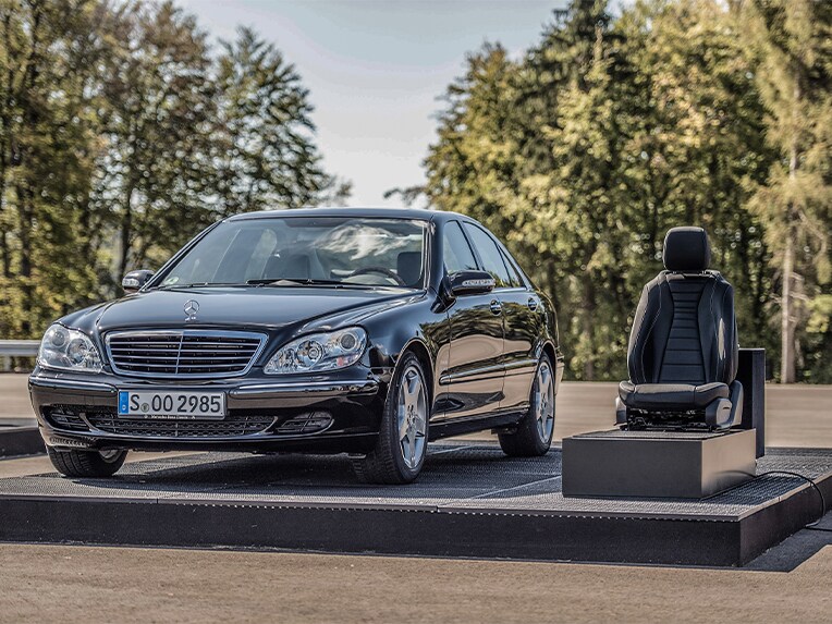 Statische Demonstration des präventiven Insassenschutzes PRE-SAFE® mit der Mercedes-Benz S-Klasse der Baureihe 220.
