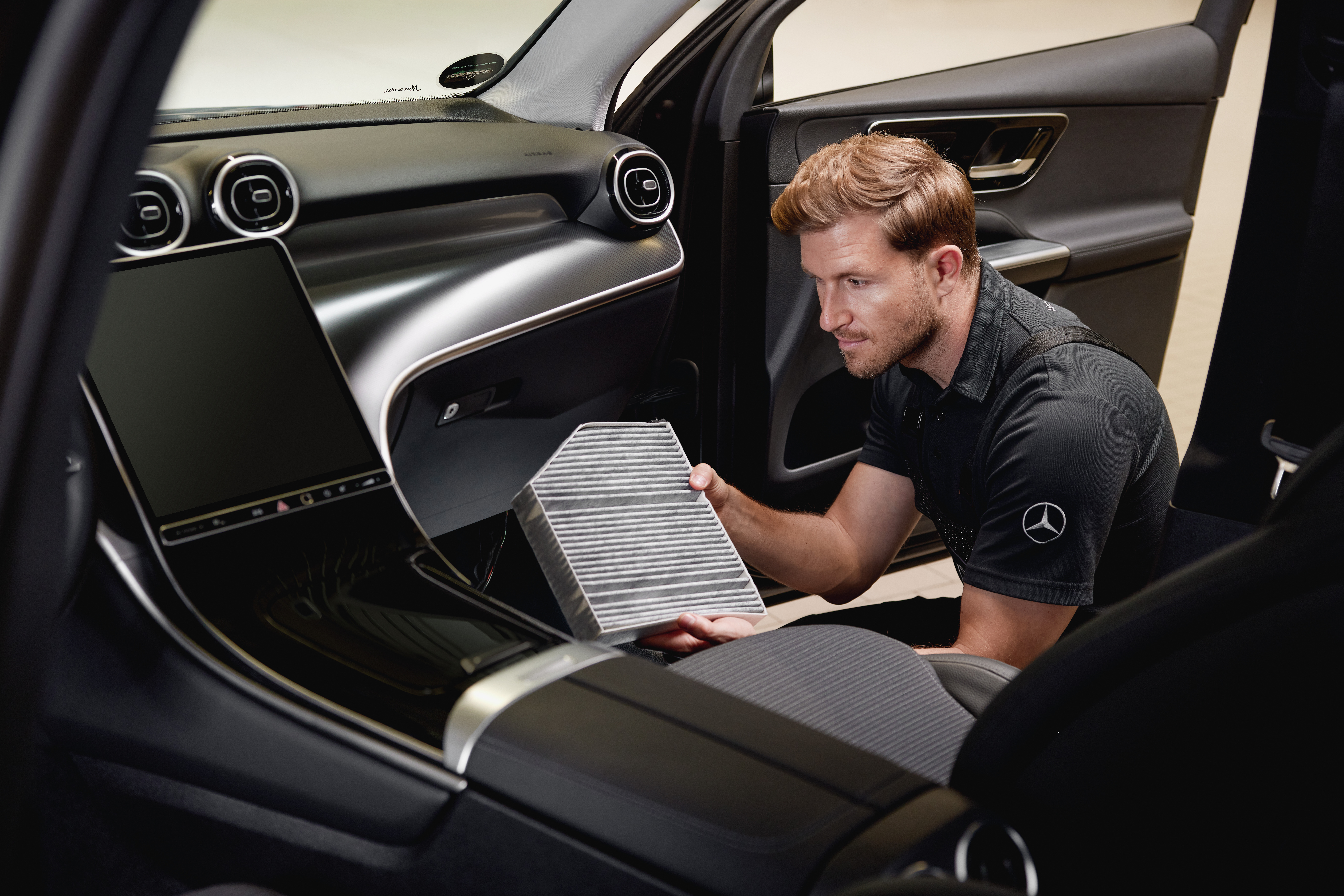 Ersatzteile | Mercedes-Benz Servicearbeiten im Interieur zeigen den Austausch eines Innenraumfilters unter Verwendung eines Originalteils von Mercedes-Benz.
