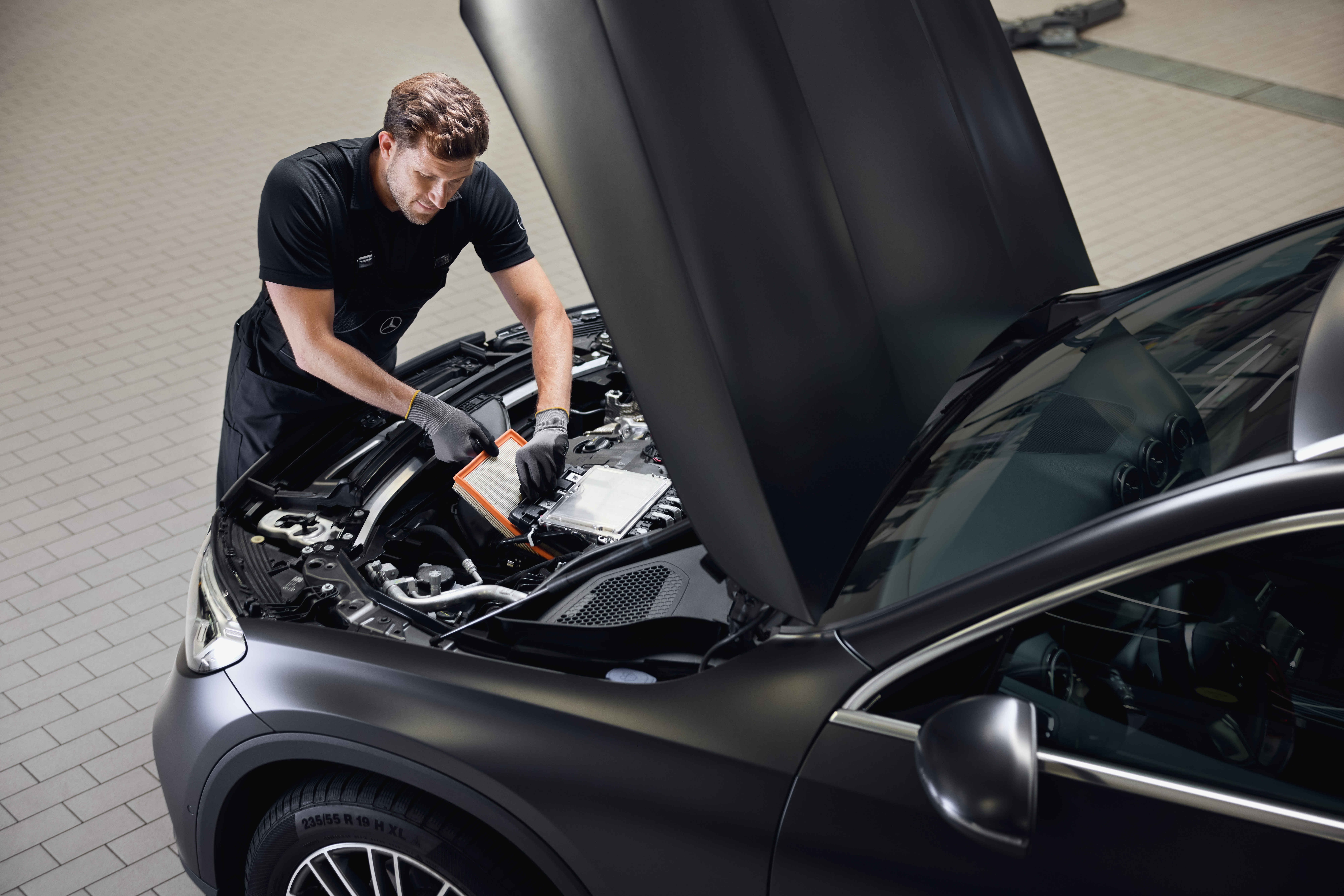 Ersatzteile | Mercedes-Benz Motorservice zeigt den Austausch eines Motorluftfilters unter Verwendung eines Originalteils von Mercedes-Benz in einer autorisierten Werkstatt.