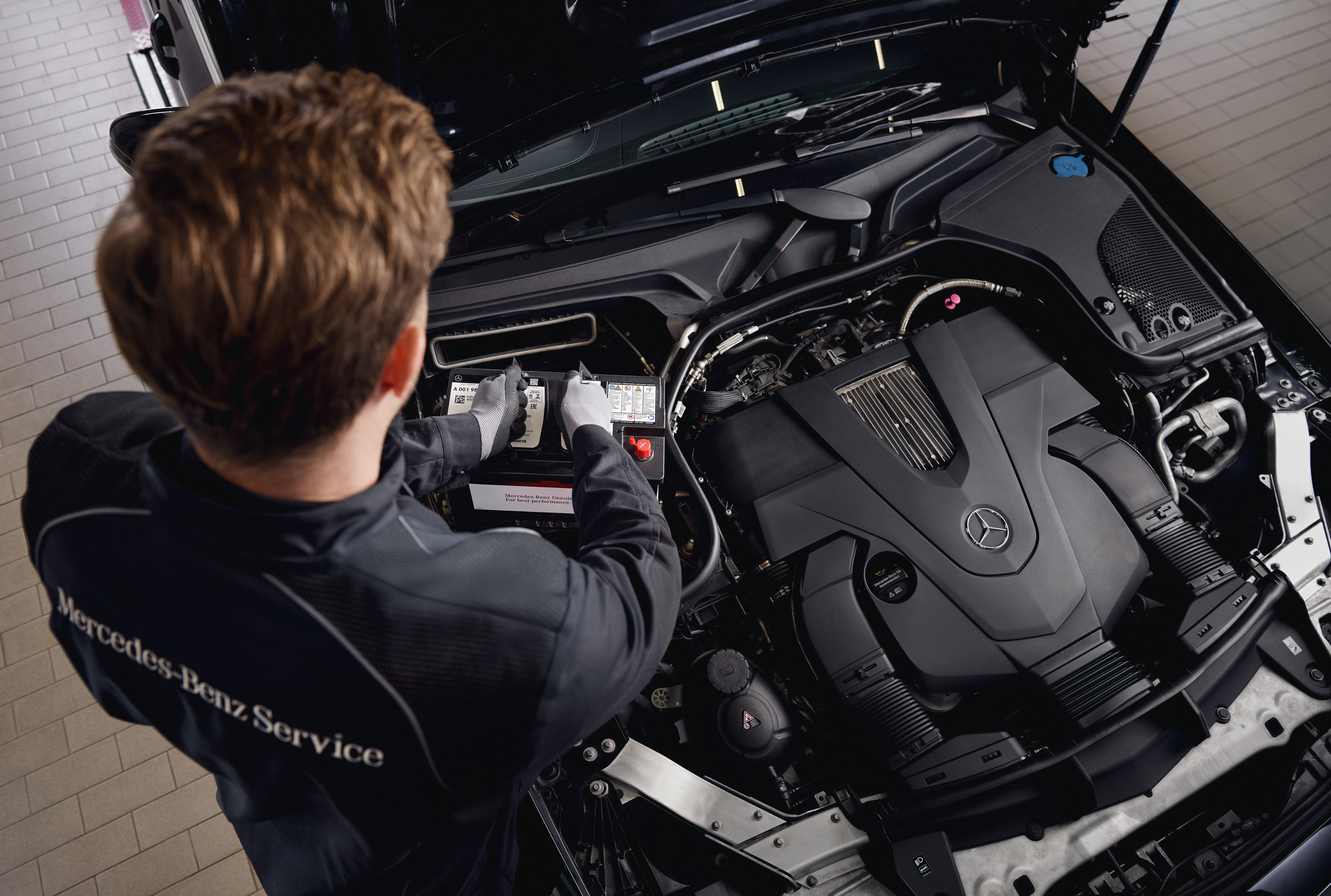 Ersatzteile | Mercedes-Benz Motorservice in einer Werkstatt, bei dem der Austausch von Bauteilen unter Verwendung von Mercedes-Benz Originalteilen gezeigt wird.