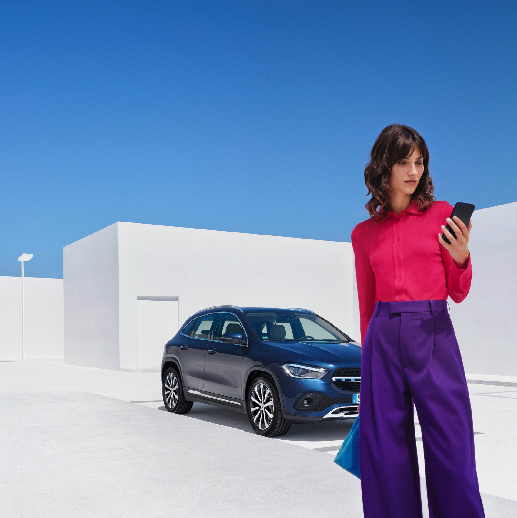 Eine Person, die Mercedes-Benz über ihr Mobiltelefon kontaktiert.