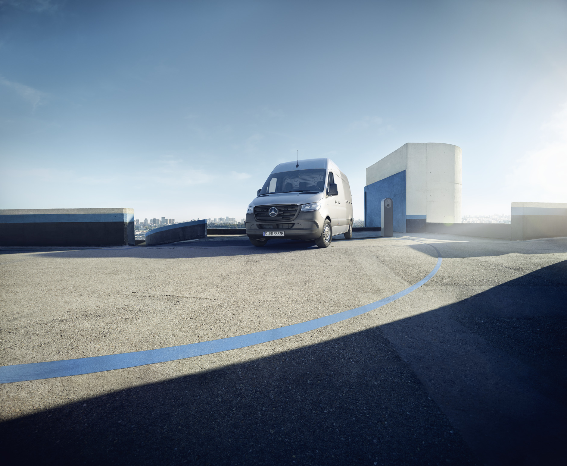 Assistenz- & Sicherheitssysteme | Mercedes-Benz Transporter. Der Mercedes-Benz eSprinter Kastenwagen steht auf dem sonnigen Dach eines Parkdecks.
