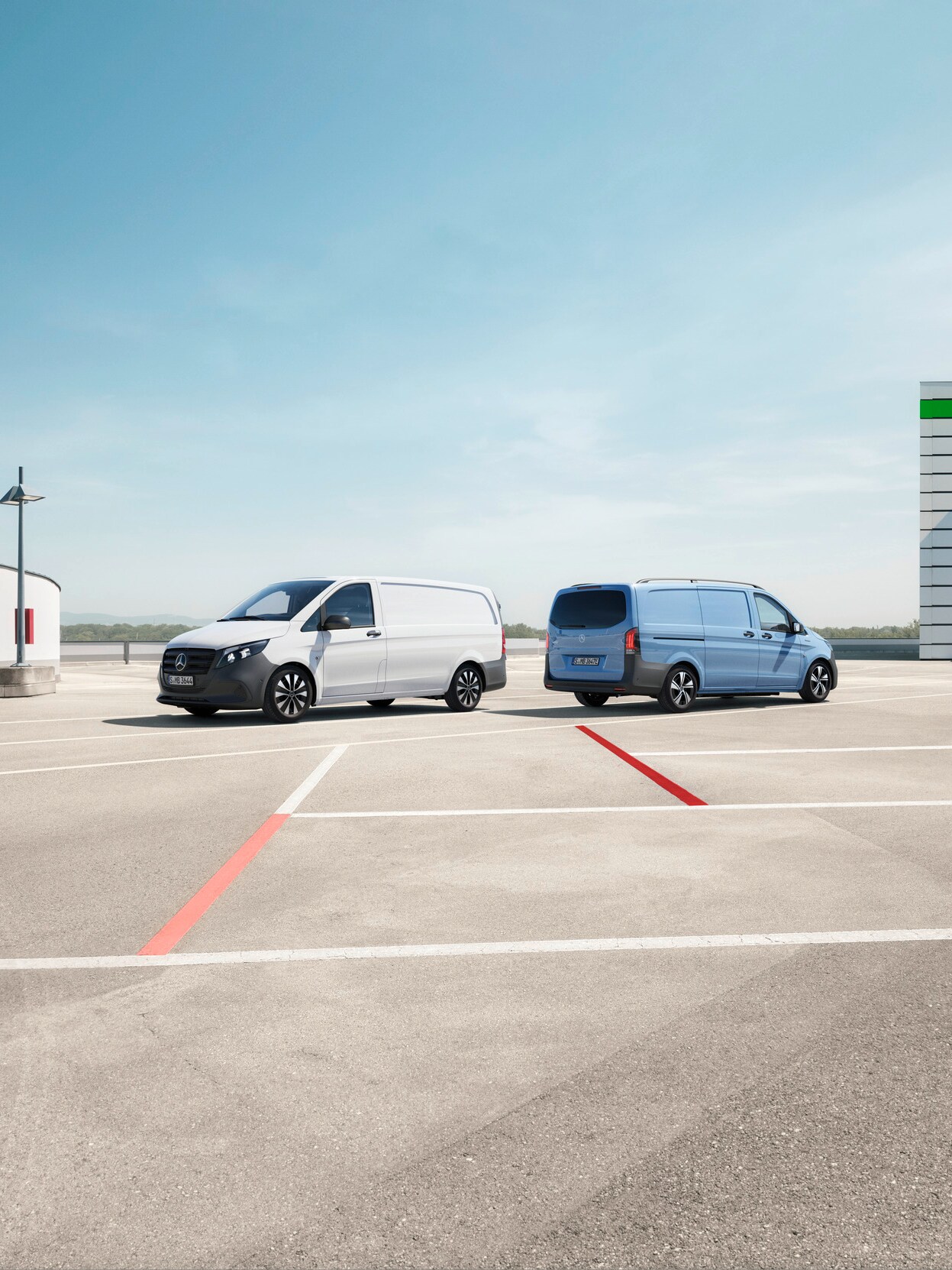 Der Mercedes-Benz Vito Kastenwagen und der eVito Kastenwagen stehen auf dem Dach eines Parkdecks.