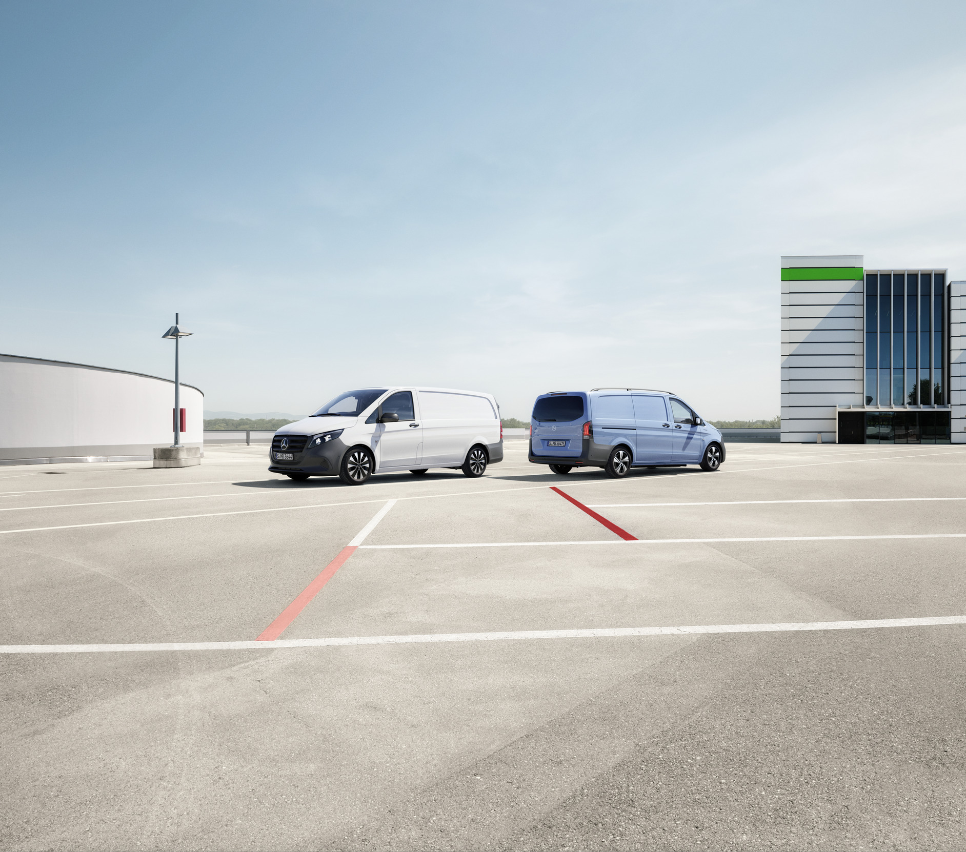 Assistenz- & Sicherheitssysteme | Mercedes-Benz Transporter. Der Mercedes-Benz Vito Kastenwagen und der eVito Kastenwagen stehen auf dem Dach eines Parkdecks.