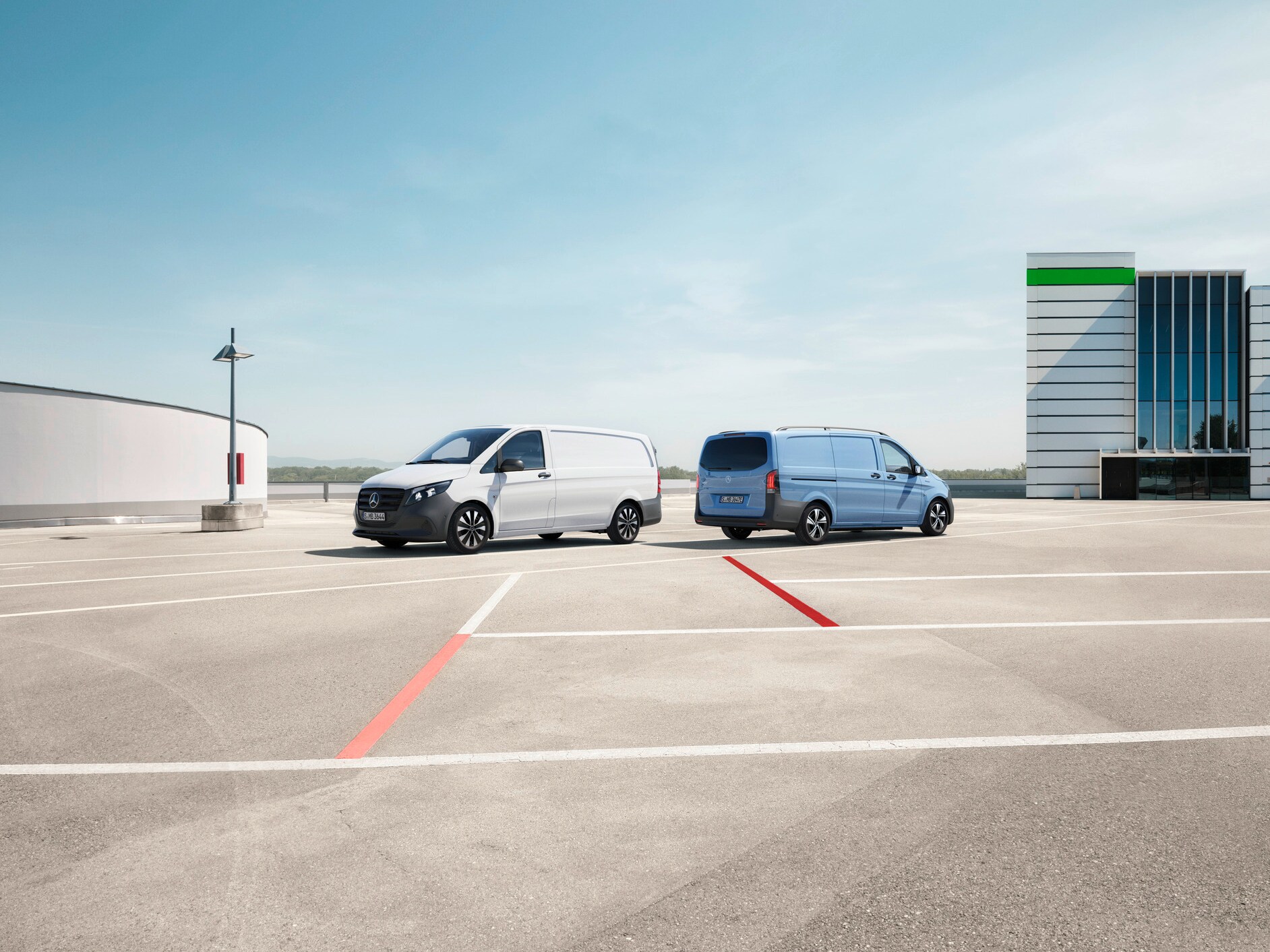 Der Mercedes-Benz Vito Kastenwagen und der eVito Kastenwagen stehen auf dem Dach eines Parkdecks.
