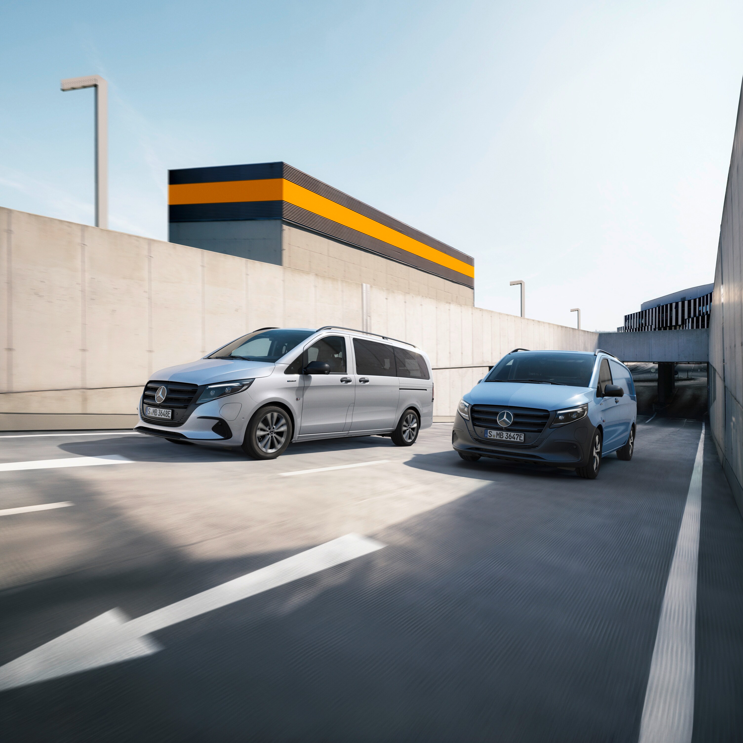 Mercedes-Benz eVito Tourer und eVito Kastenwagen beim Fahren auf einer Straße.