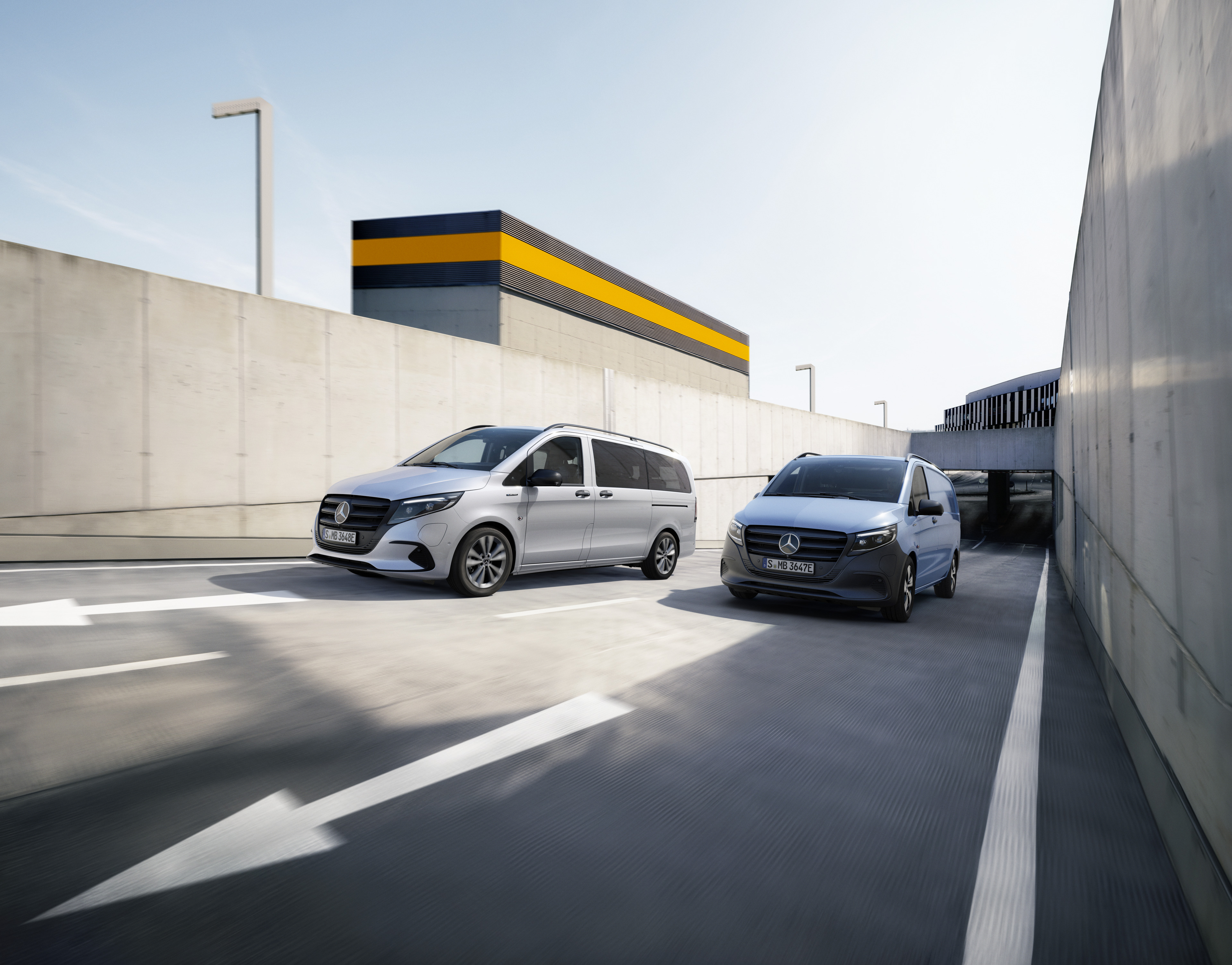 eVito Tourer & eVito Kastenwagen | Mercedes-Benz Mercedes-Benz eVito Tourer und eVito Kastenwagen beim Fahren auf einer Straße.