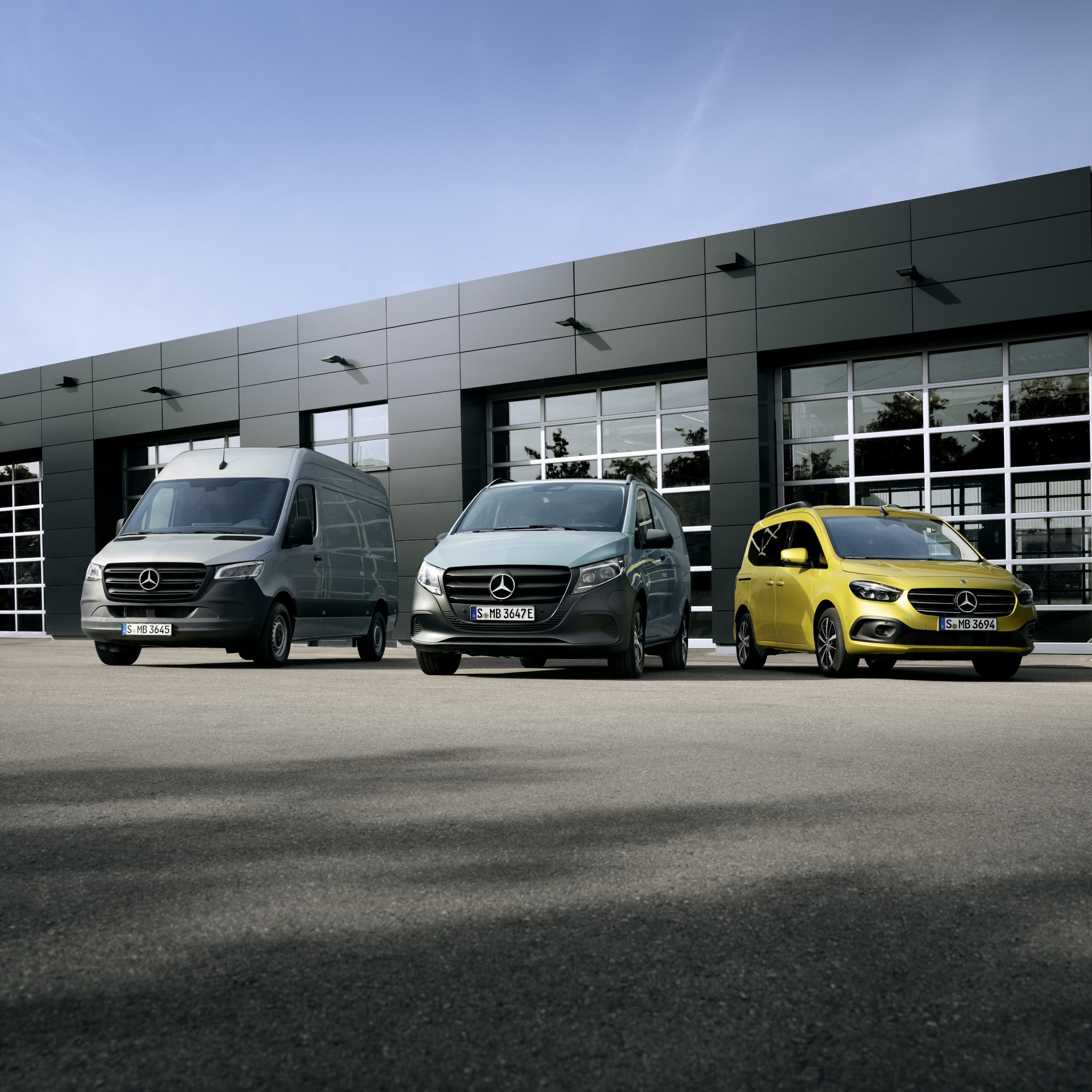 Zertifizierte Mercedes-Benz Transporter aus Vorbesitz vor einem Autohaus