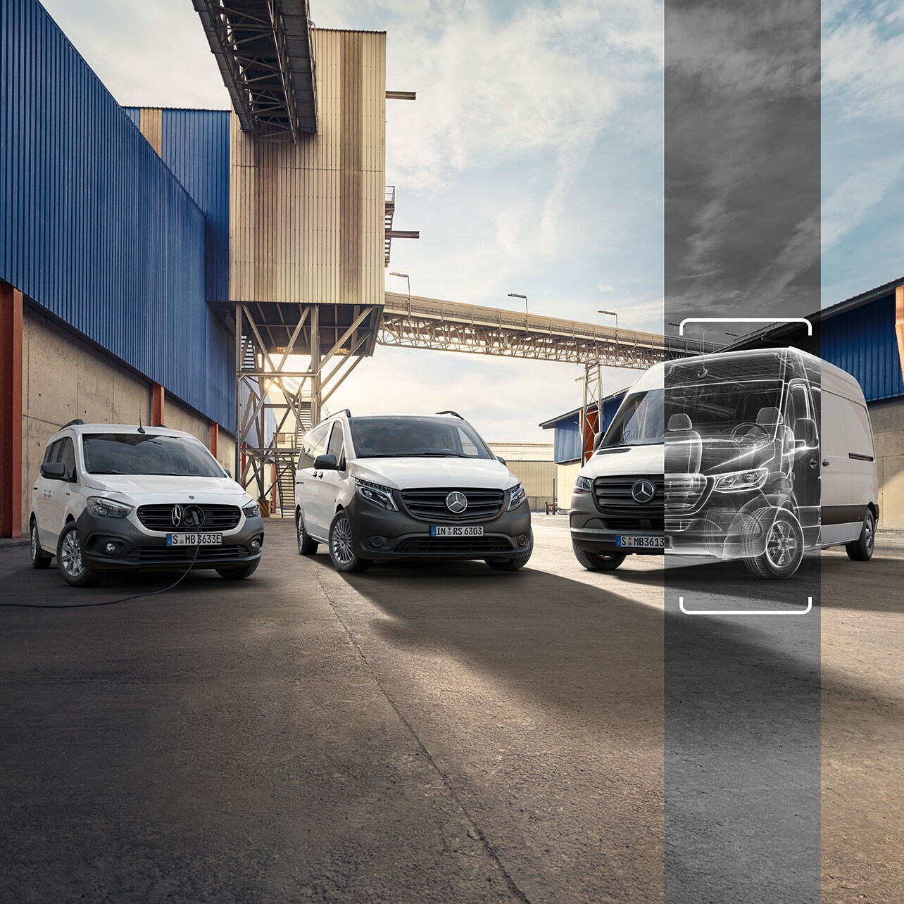 Eine Reihe von Mercedes-Benz Gebrauchttransportern vor einem architektonischem Hintergrund