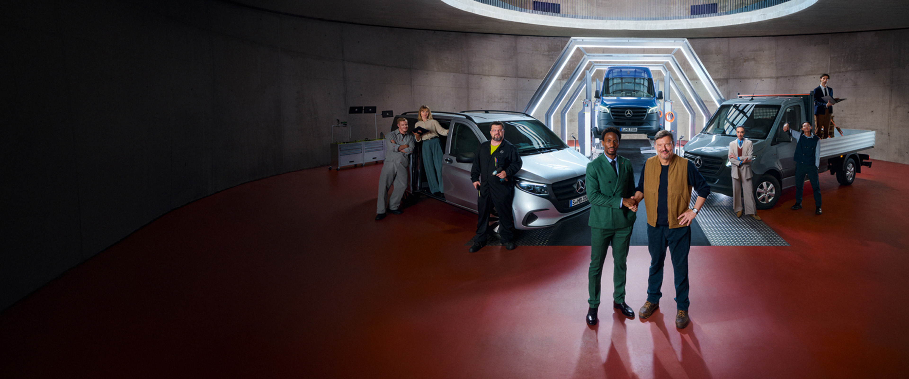 IAA | Mercedes-Benz Transporter. Drei verschiedene Aufbaumodelle auf einem Parkplatz an einem Hafen vor Gegenlicht.