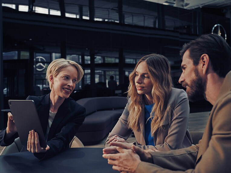 Mann und Frau an einem Tisch mit Mercedes-Benz Partner
