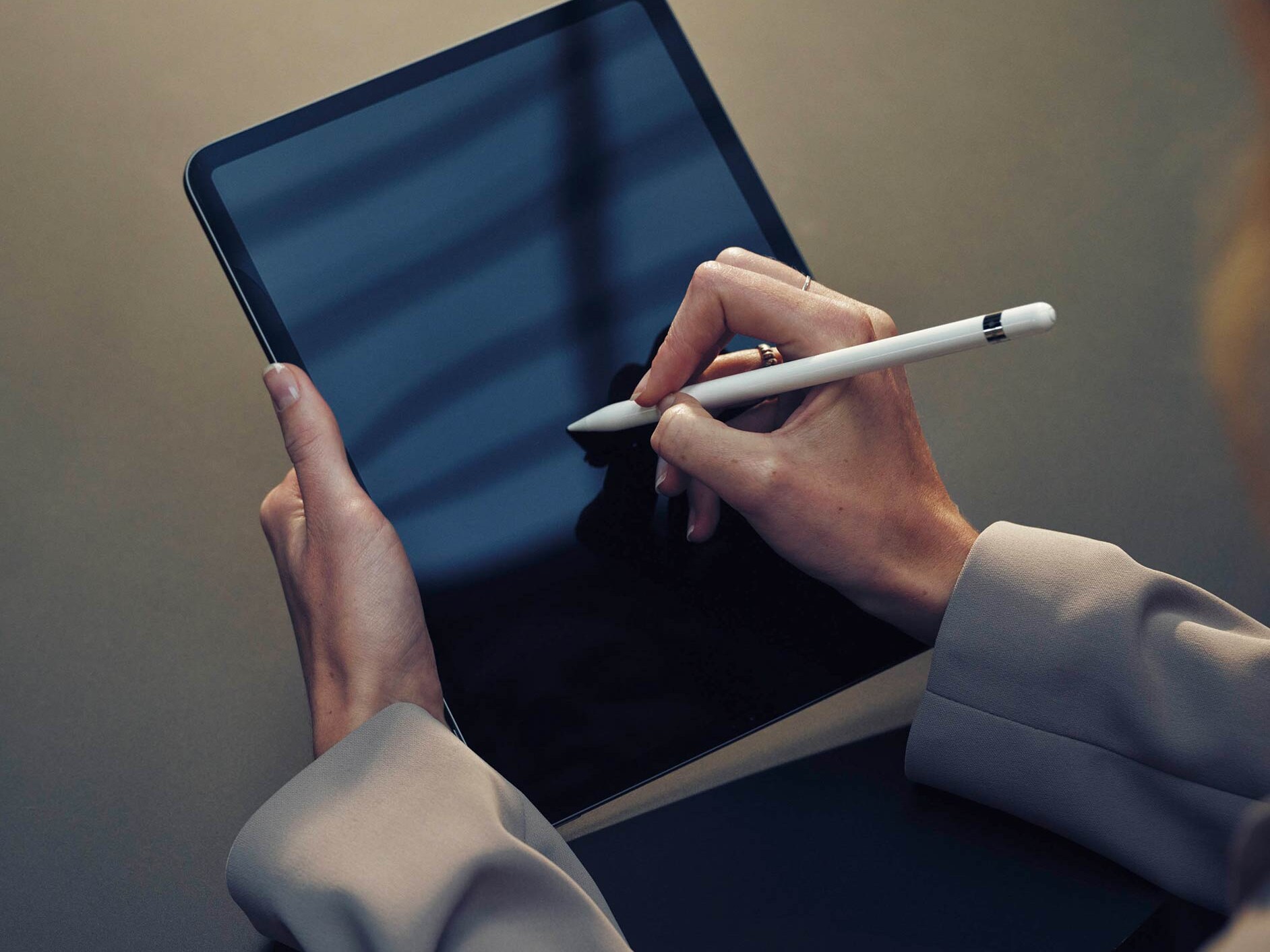 Person, die an einem Tablet-Computer unterschreibt 