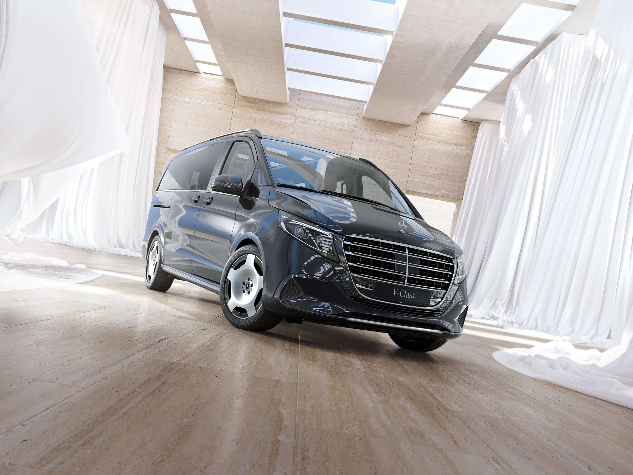 Mercedes-Benz V-Klasse Personentransporter in einem hellen, modernen Innenraum mit Oberlichtern.