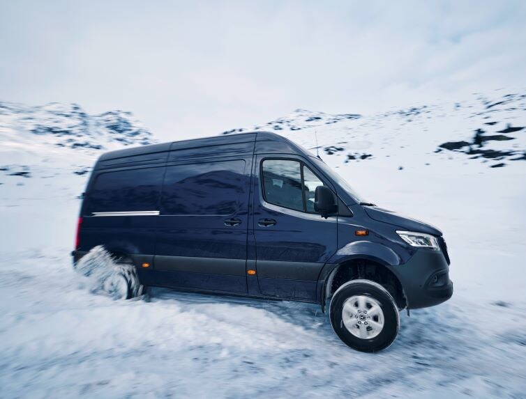 Der Sprinter Tourer fährt auf einer verschneiten Straße.
