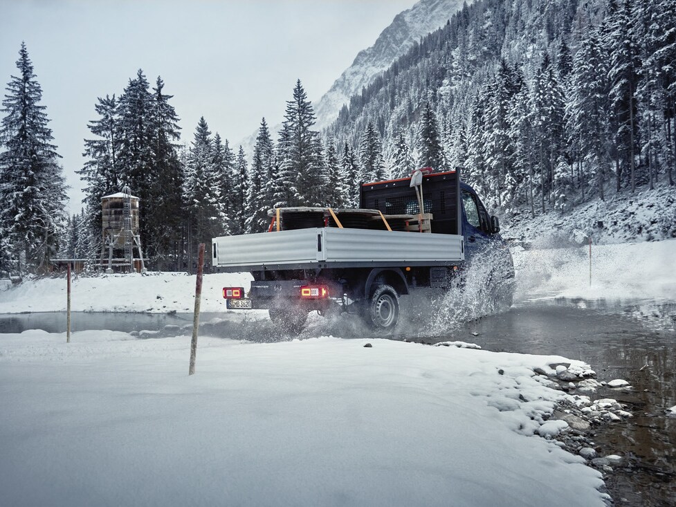 Der Sprinter Pritsche durchquert einen seichten Fluss.