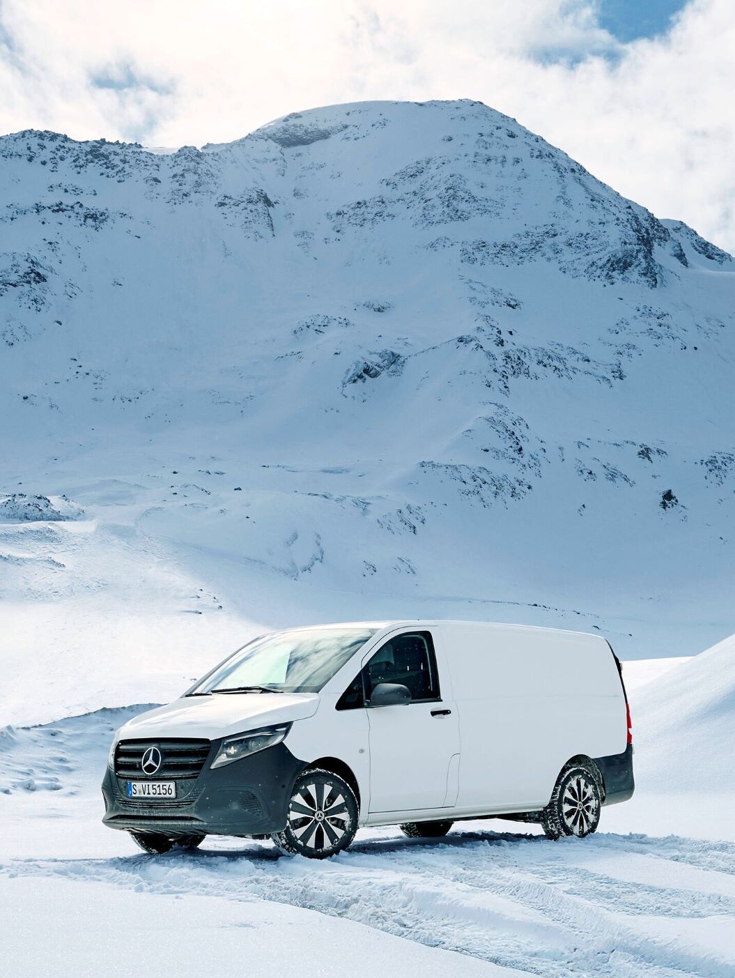 Das Heck des Vito Kastenwagens mit 4x4-Plakette.