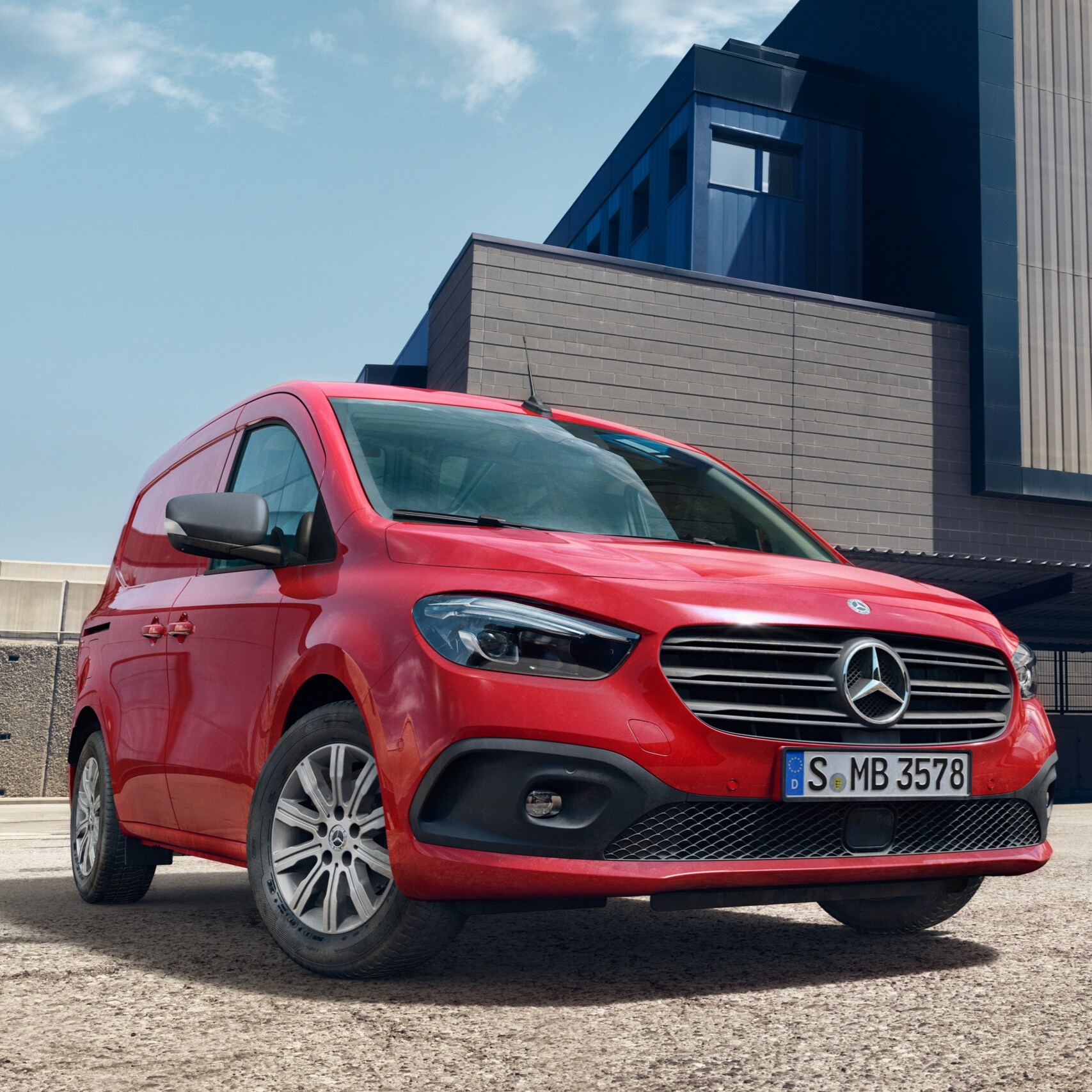 Der Mercedes-Benz eCitan als Tourer und Kastenwagen stehen vor einem industriell anmutenden Gelände.