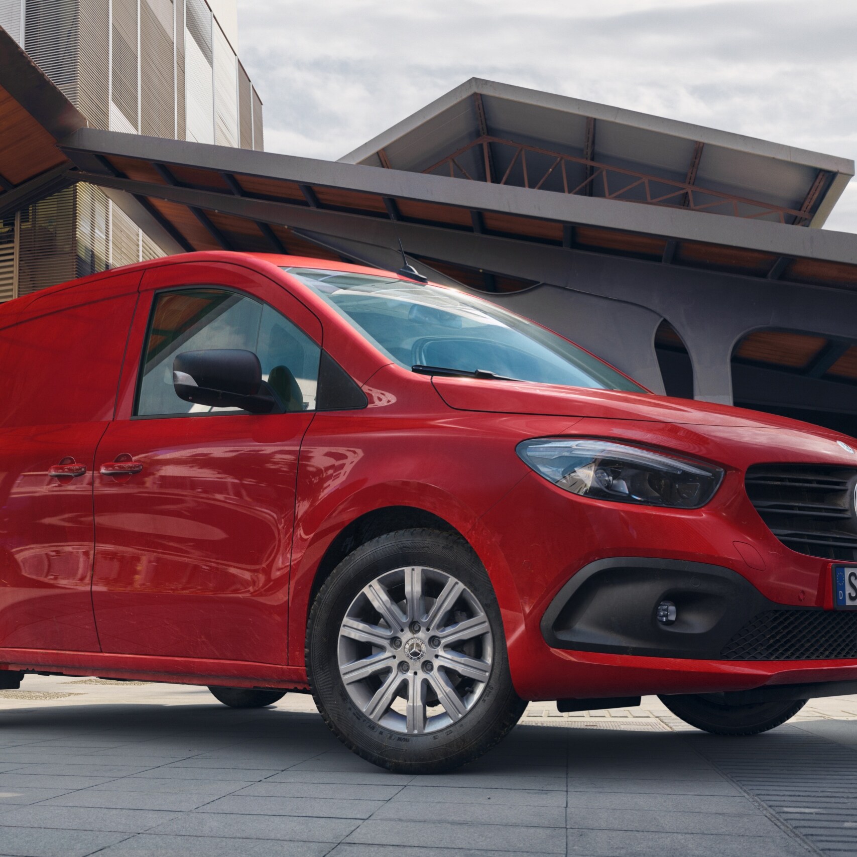 Der Citan Kastenwagen, ein Transporter von Mercedes-Benz, ist vor einem Logistikgelände zu sehen.