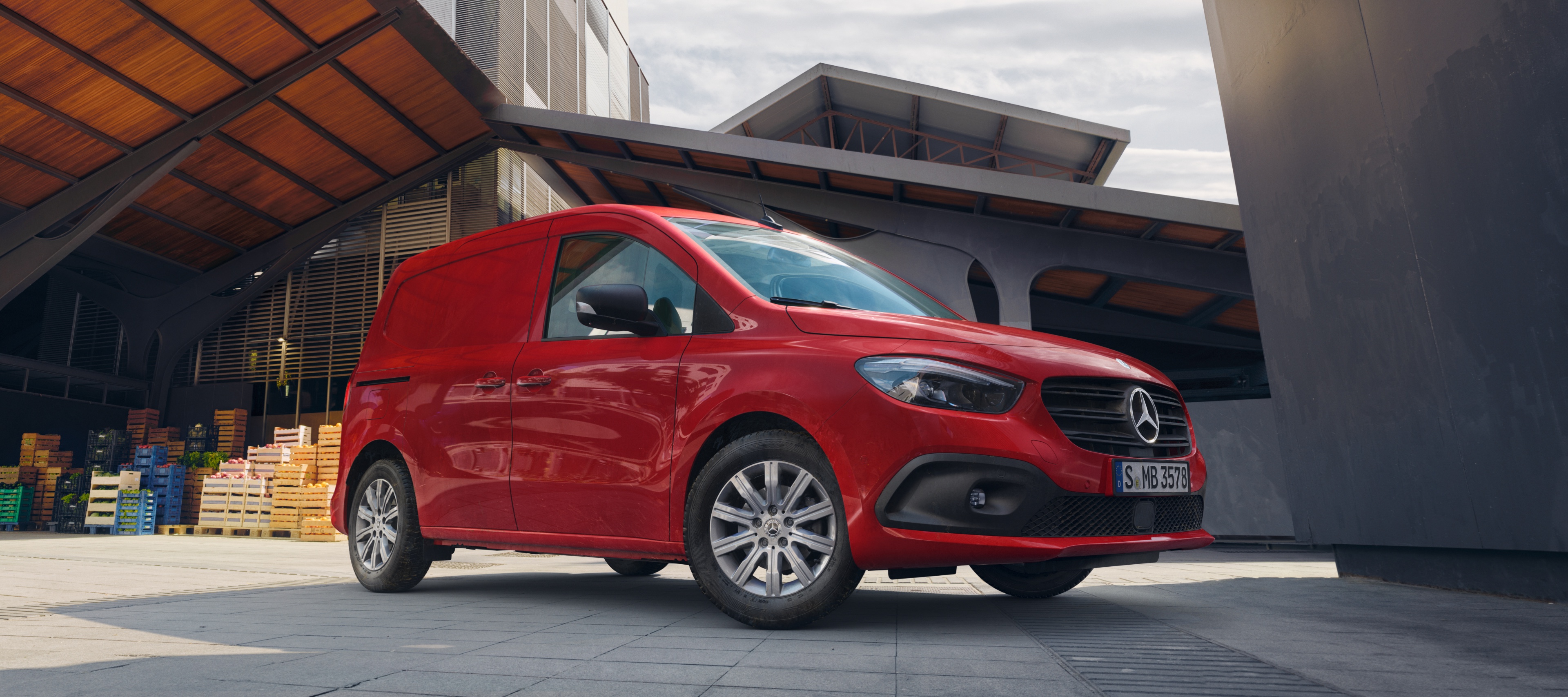 Citan Kastenwagen | Mercedes-Benz Transporter Der Citan Kastenwagen, ein Transporter von Mercedes-Benz, ist vor einem Logistikgelände zu sehen.