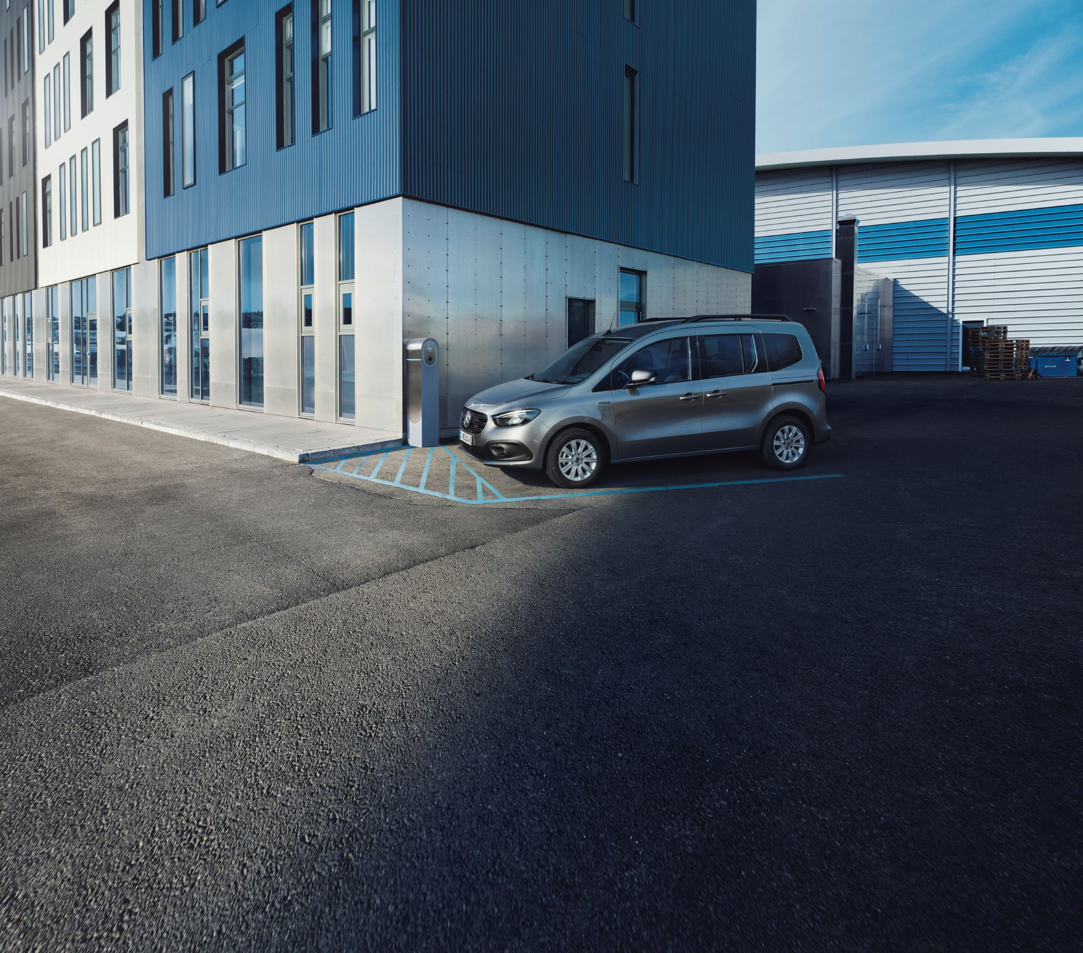 Citan Sicherheit | Mercedes-Benz Transporter Eine Mercedes-Benz eCitan parkt vor ein Gebäude.