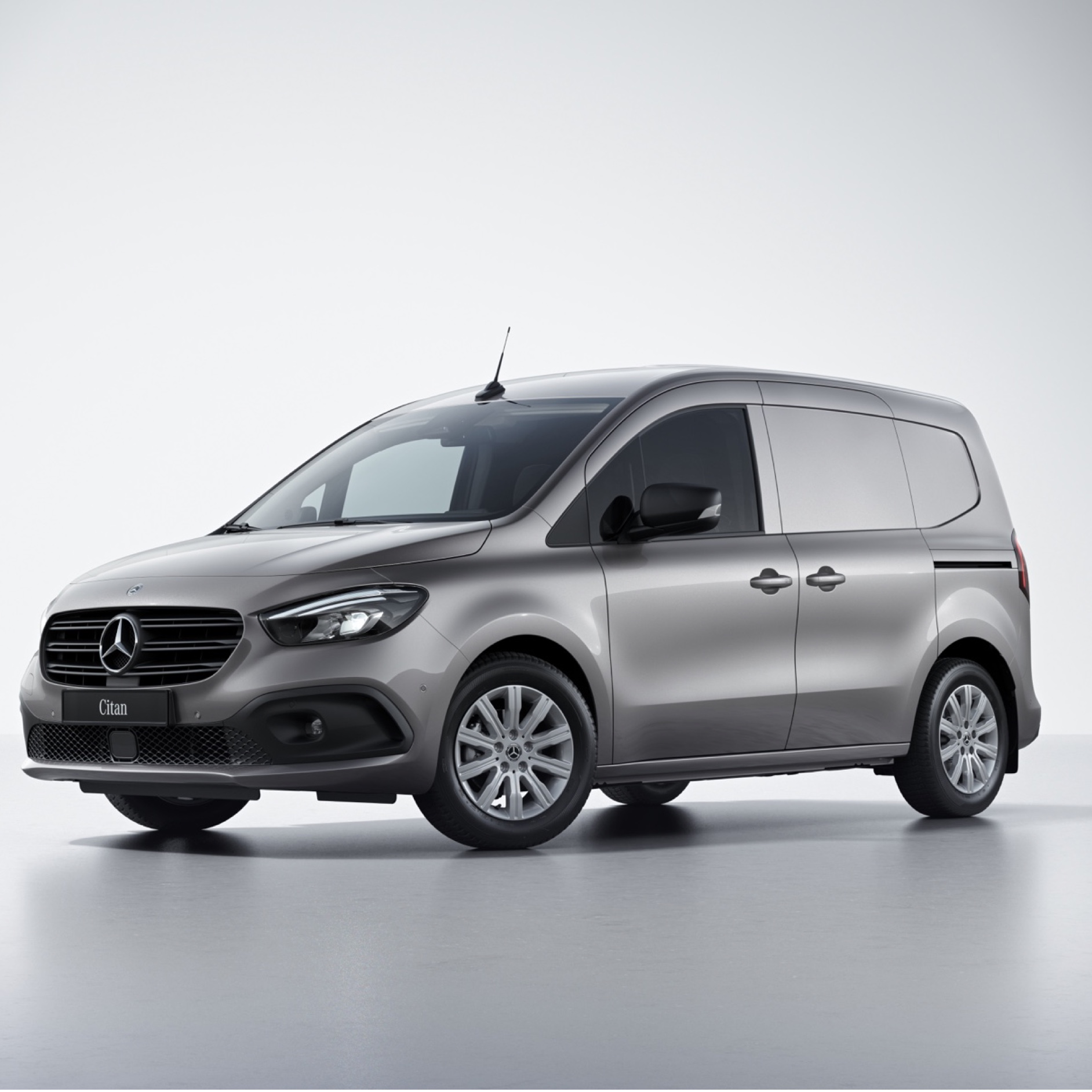 Digitale Extras | Citan Kastenwagen | Mercedes-Benz Ein silbergrauer Mercedes-Benz Citan Kastenwagen in der Ausstattungslinie PRO in seitlicher Frontansicht auf hellgrauem Untergrund.
