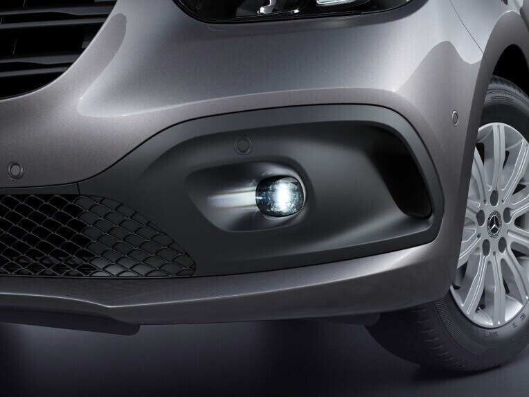 Die Nebelscheinwerfer in LED-Technik aus dem Licht- und Sicht-Paket des Mercedes-Benz Citan Kastenwagens.