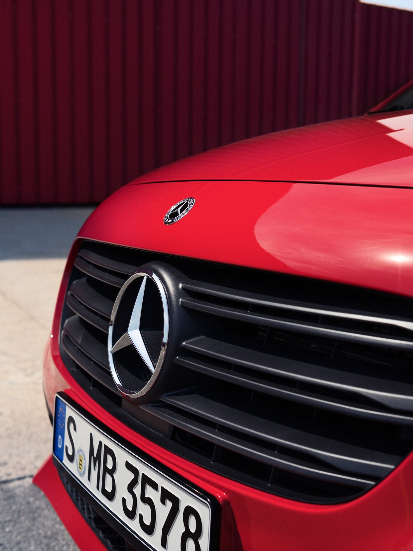 Die Front eines roten Mercedes-Benz Citan Kastenwagen in der schrägen Seitenansicht.