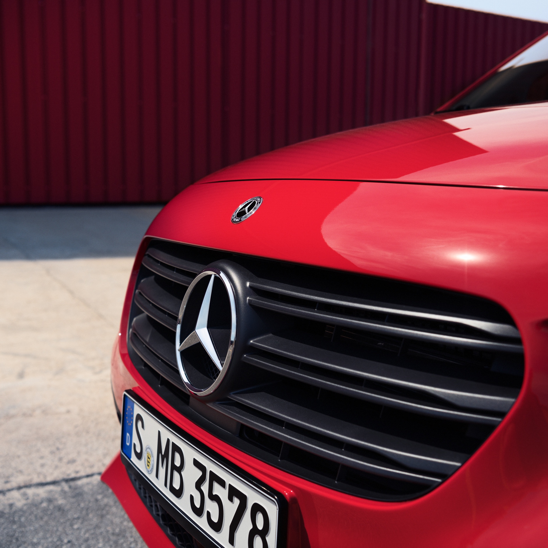 Kleintransporter | Citan Kastenwagen | Mercedes-Benz Die Front eines roten Mercedes-Benz Citan Kastenwagen in der schrägen Seitenansicht.