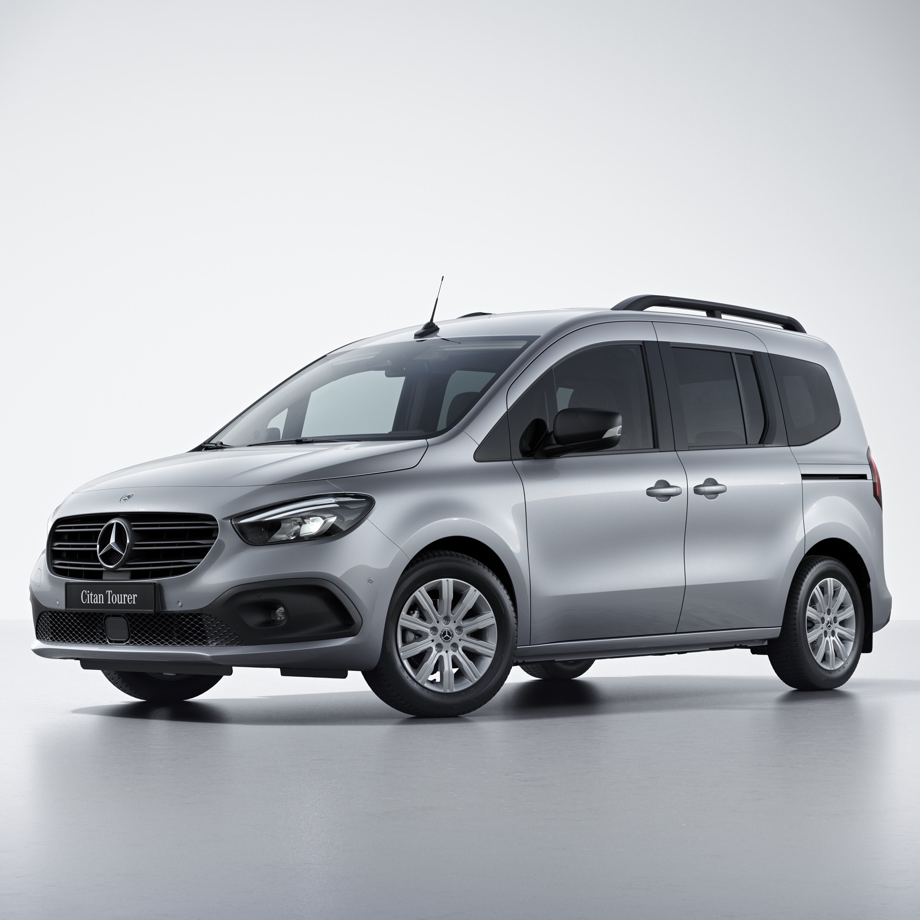 Digitale Extras | Citan Tourer | Mercedes-Benz Ein silbergrauer Mercedes-Benz Citan Tourer in der Ausstattungslinie PRO in seitlicher Frontansicht auf hellgrauem Untergrund.