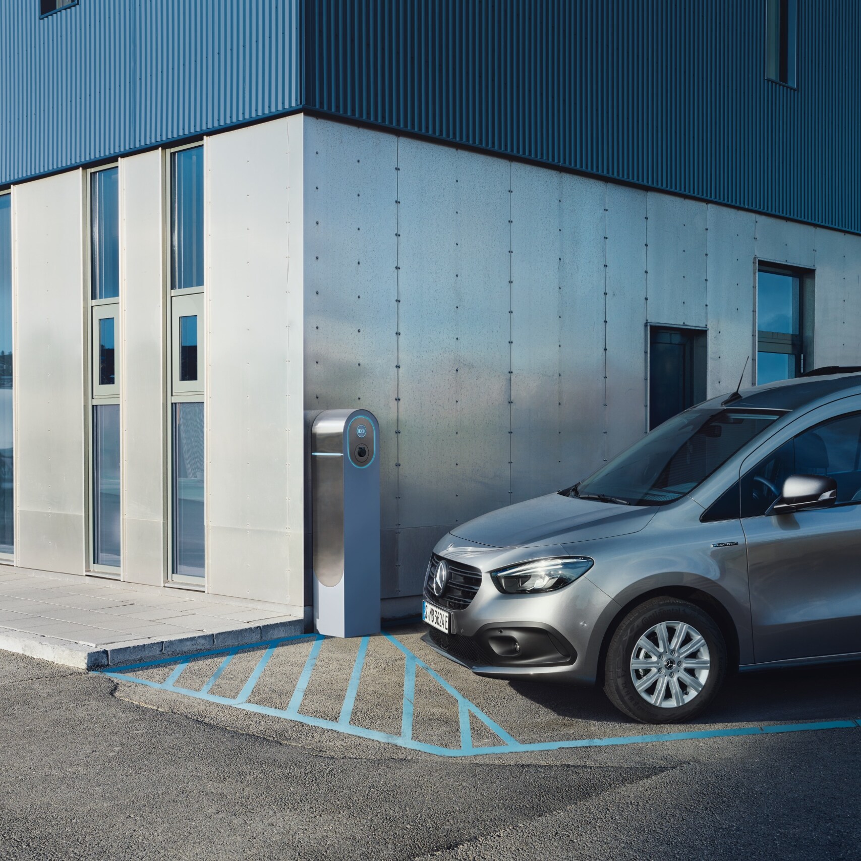 Der Mercedes-Benz eCitan Tourer an einer Ladestation.