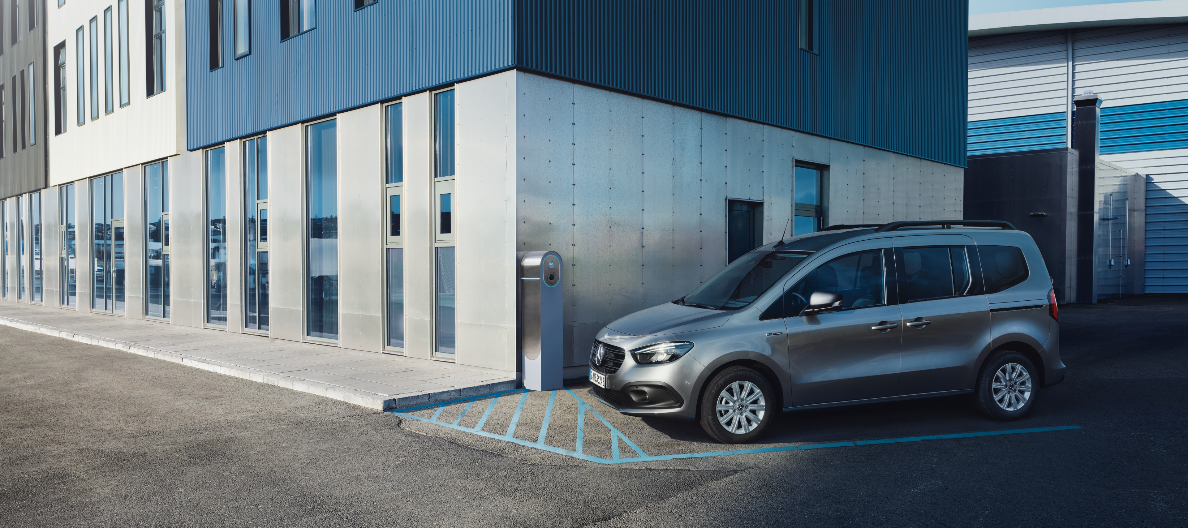 Citan Tourer | Mercedes-Benz Transporter. Der Mercedes-Benz eCitan Tourer an einer Ladestation.