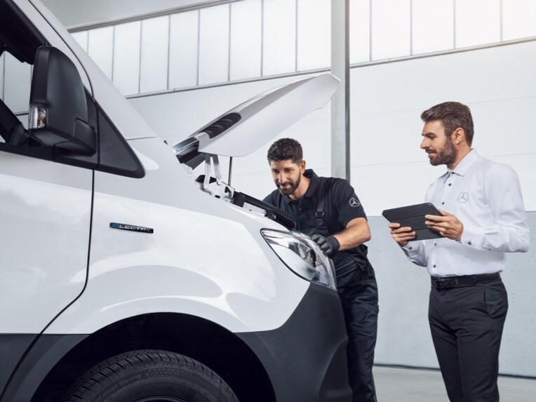Ein Mercedes-Benz Transporter beim Service.