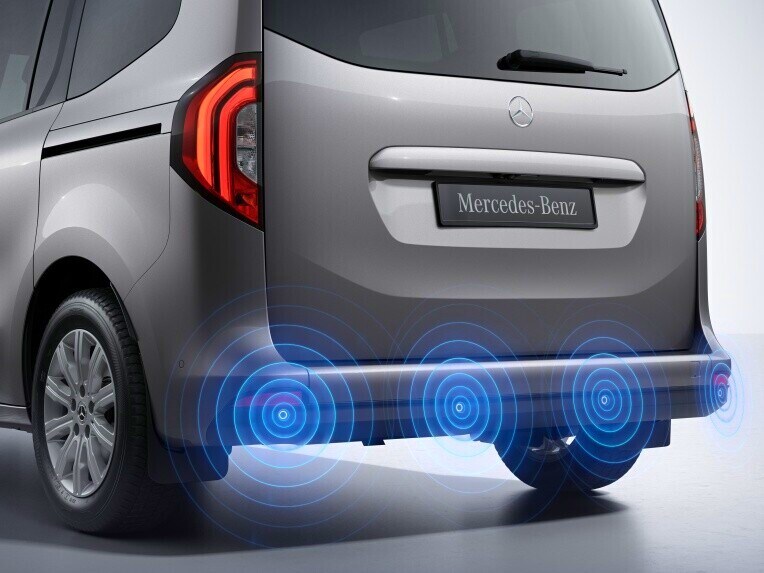 Die Einparkhilfe hinten des Mercedes-Benz Citan Tourer.