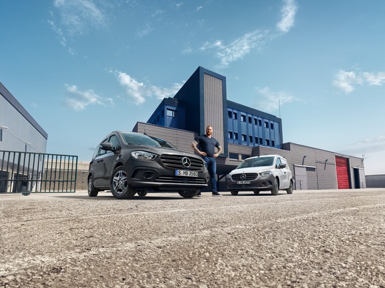 Der Mercedes-Benz Citan Tourer steht vor einem Gebäude.