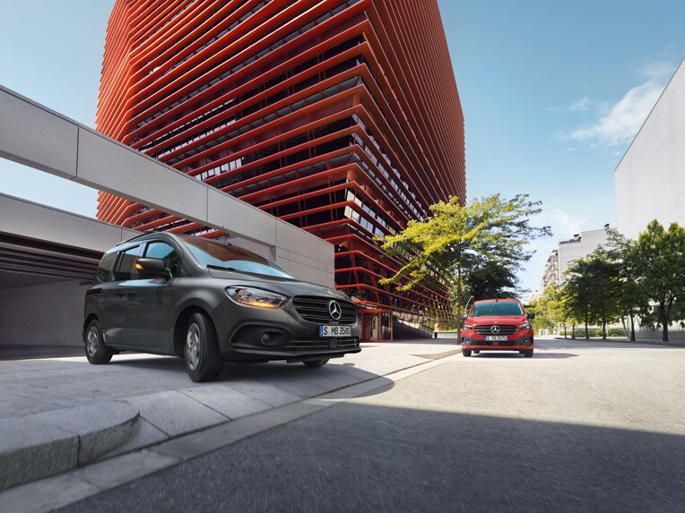Der Mercedes-Benz Citan Tourer in der Einfahrt zu einer Tiefgarage.