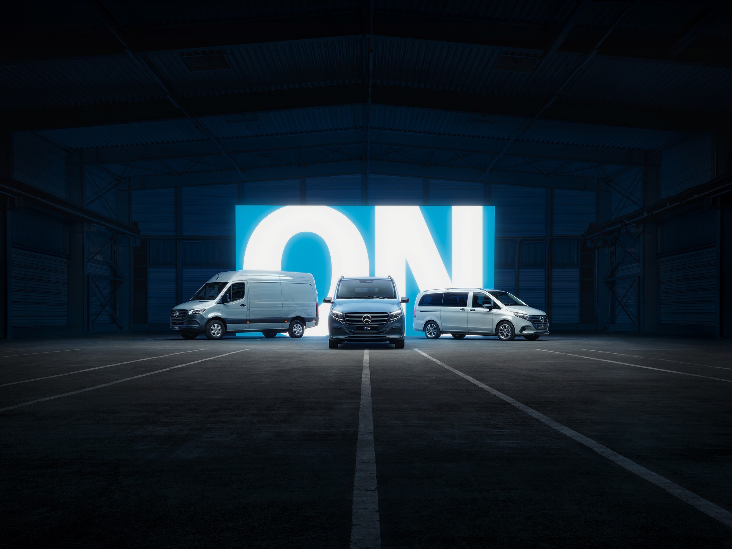 Die Palette der Mercedes‑Benz-Elektrotransporter mit eSprinter und eVito in einem beleuchteten Showroom.