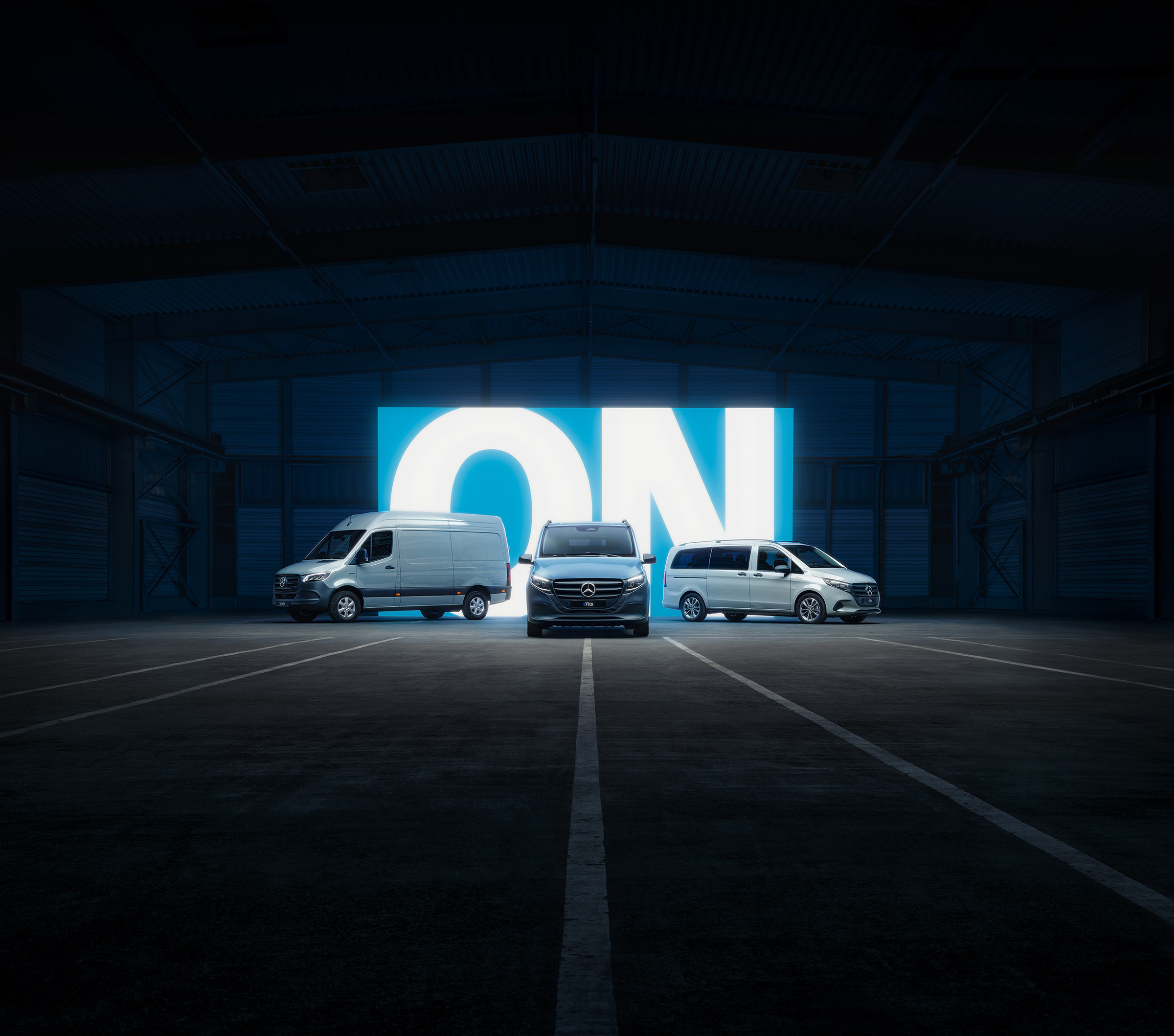 Alle Sprinter-Modelle | Mercedes-Benz Transporter Die Palette der Mercedes‑Benz-Elektrotransporter mit eSprinter und eVito in einem beleuchteten Showroom.