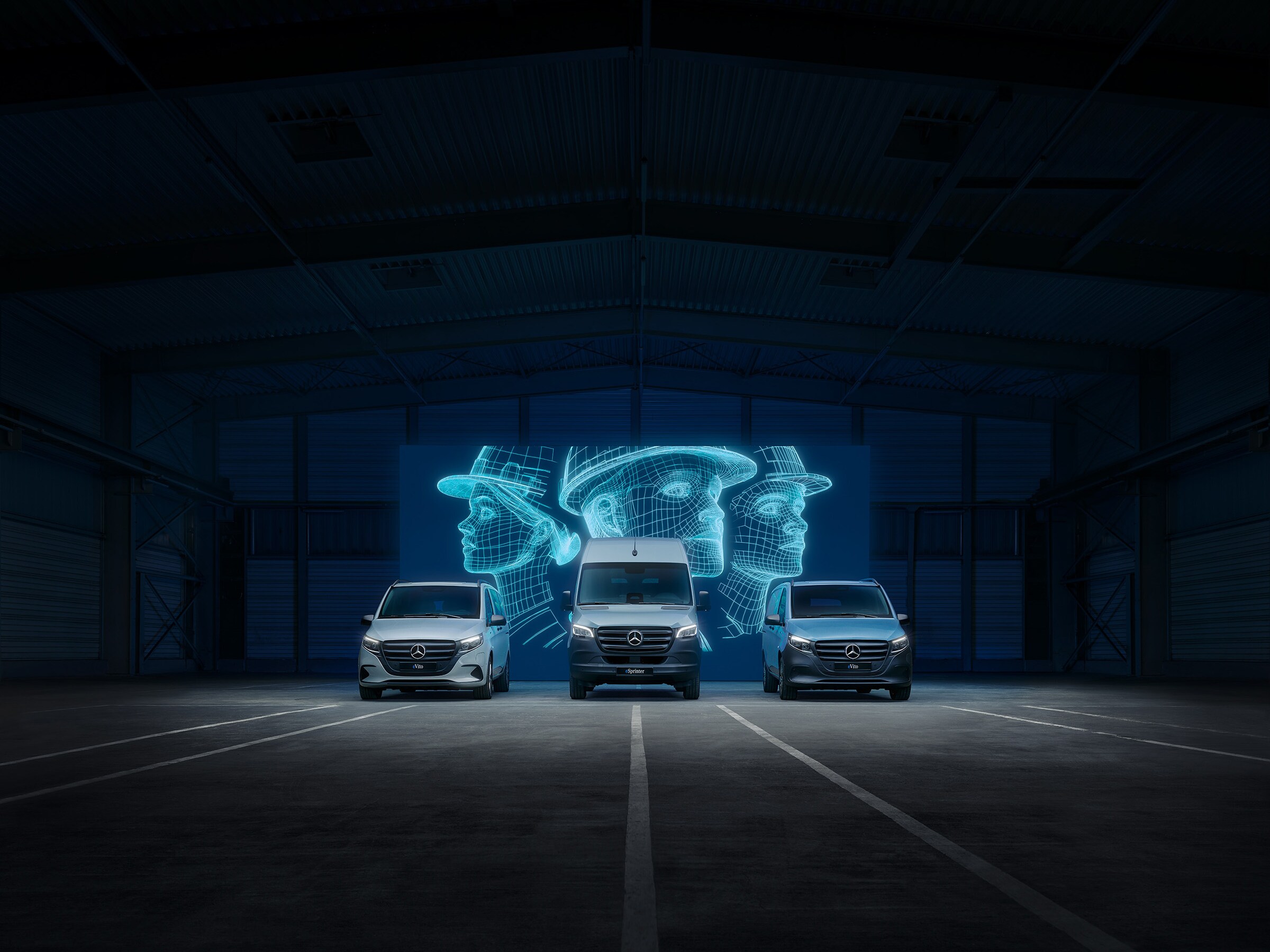 Drei Transportermodelle von Mercedes-Benz mit Elektro-Antrieb vor einem dunklen Hintergrund mit grafischen Köpfen darüber.