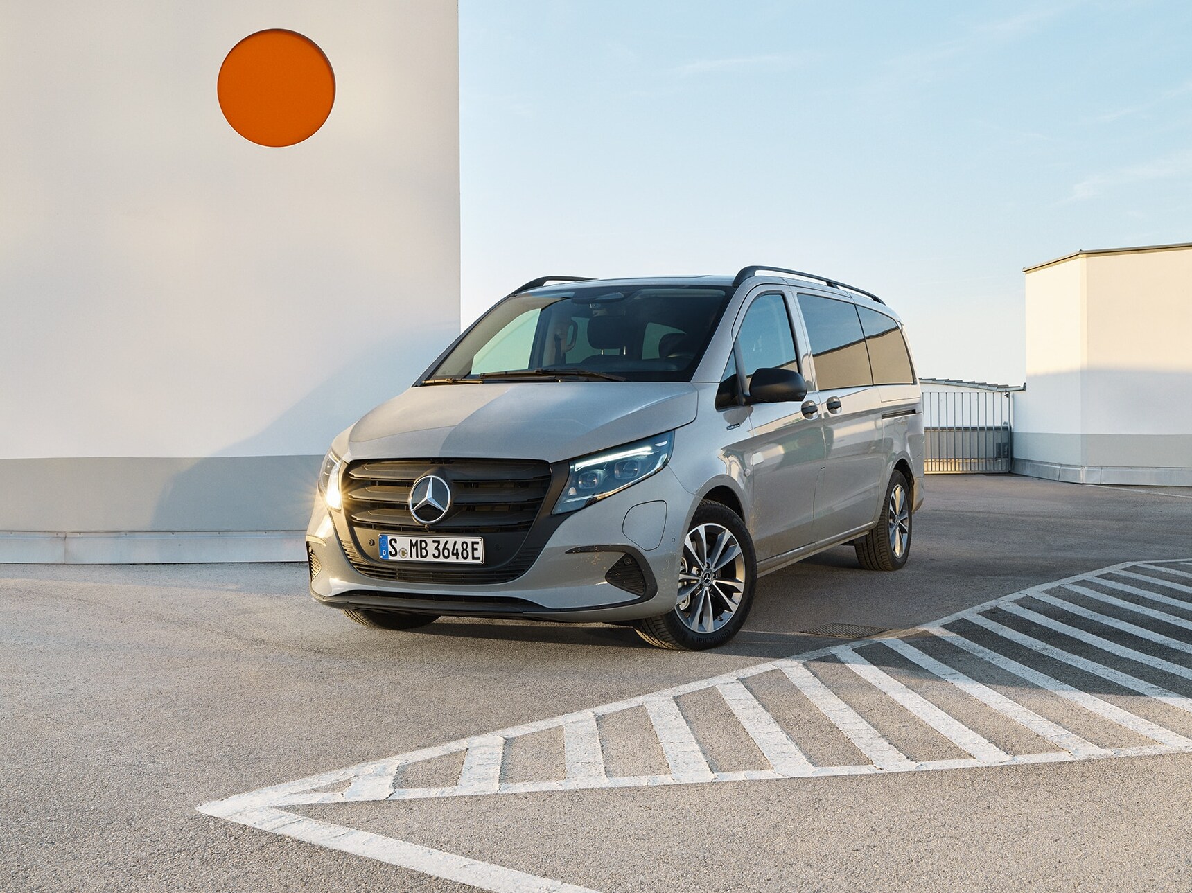 Ein neuer VLE von Mercedes-Benz als Nachfolger des EQV auf einem Parkplatz neben einem Gewässer in Bilbao.