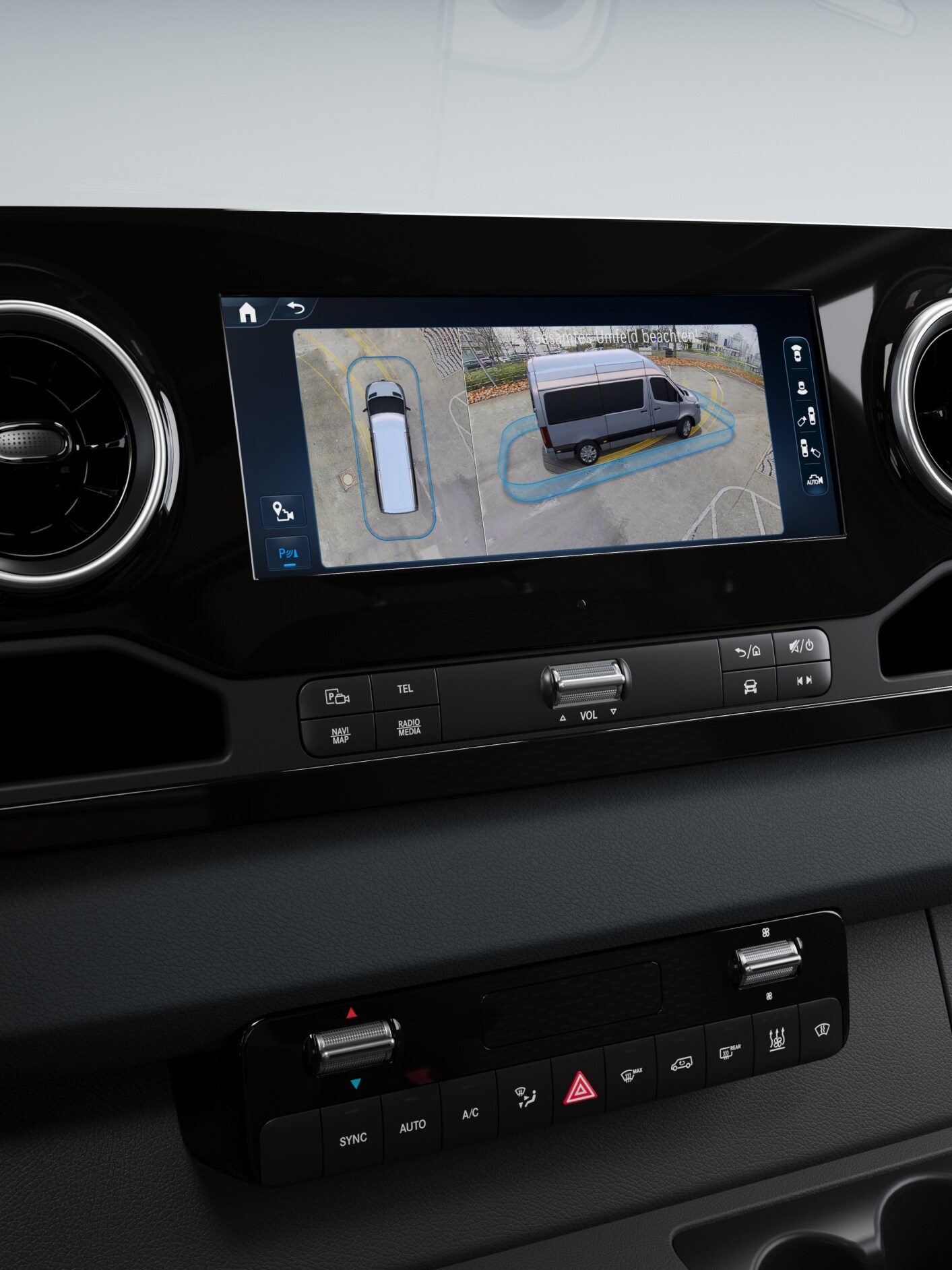 Das Display im Inneren eines Mercedes-Benz Transporters zeigt die 3D Surround Ansicht.