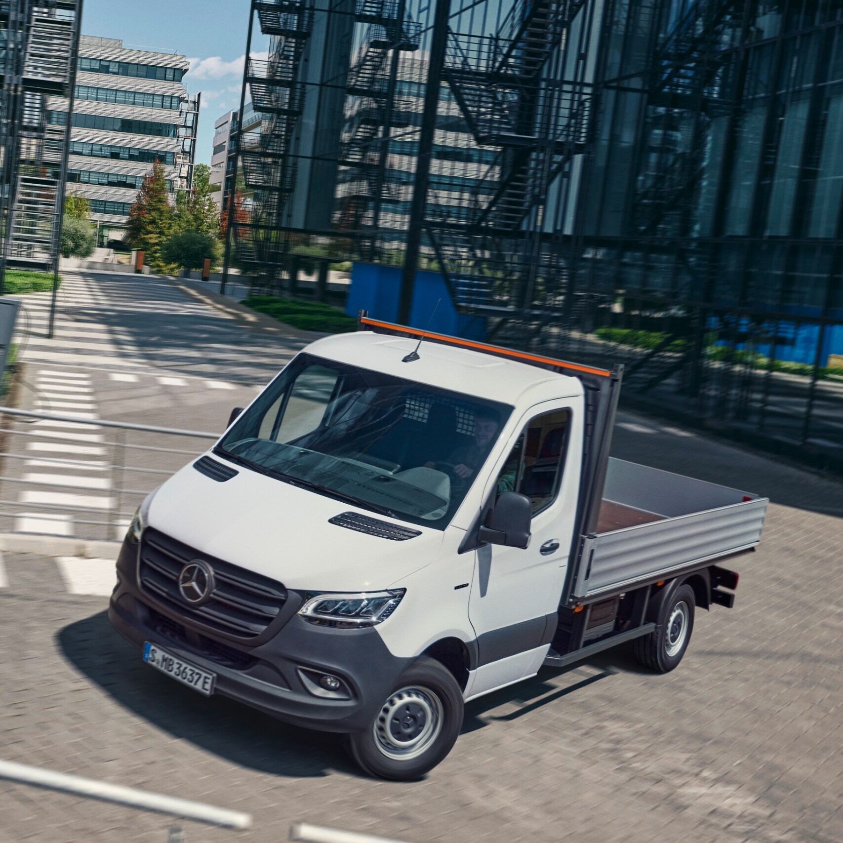 Das Mercedes-Benz eSprinter Fahrgestell beim Abbiegevorgang an einer Kreuzung.
