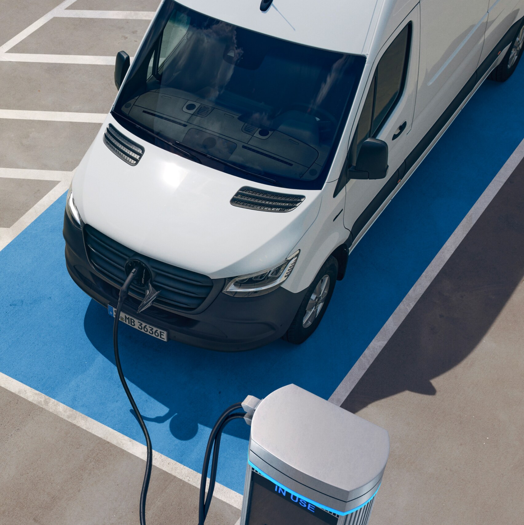 Der Mercedes-Benz eSprinter Kastenwagen an einer Ladesäule aus der Vogelperspektive.