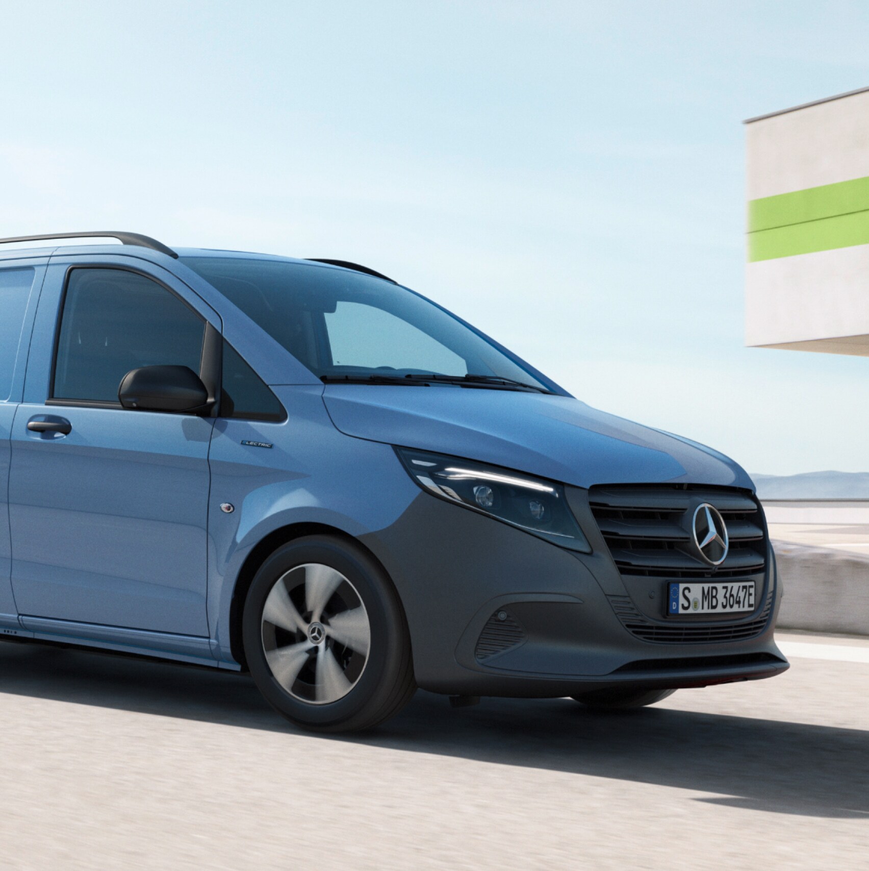 Der Mercedes-Benz eVito Kastenwagen auf dem Dach eines Parkhauses in der prallen Sonne.
