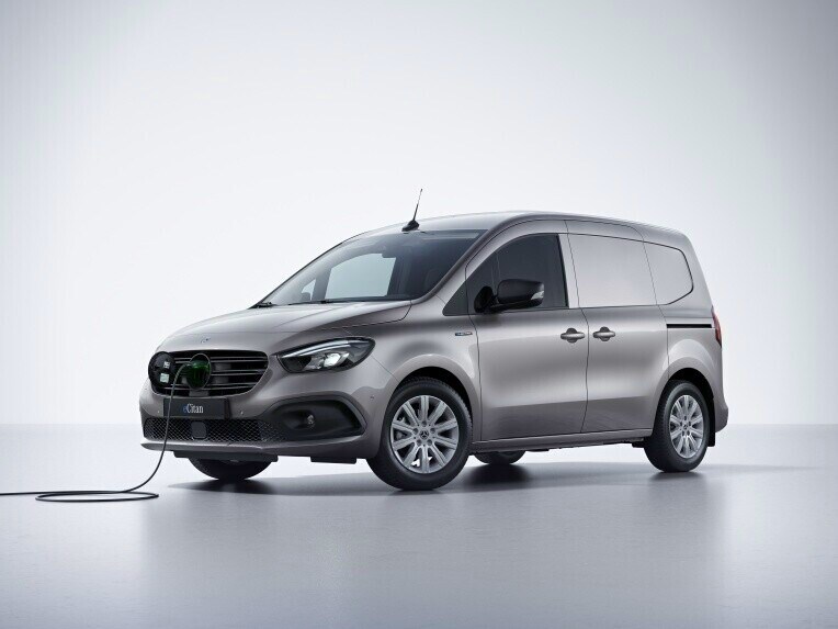 Der Mercedes-Benz eCitan Kastenwagen mit eingestecktem Ladekabel.