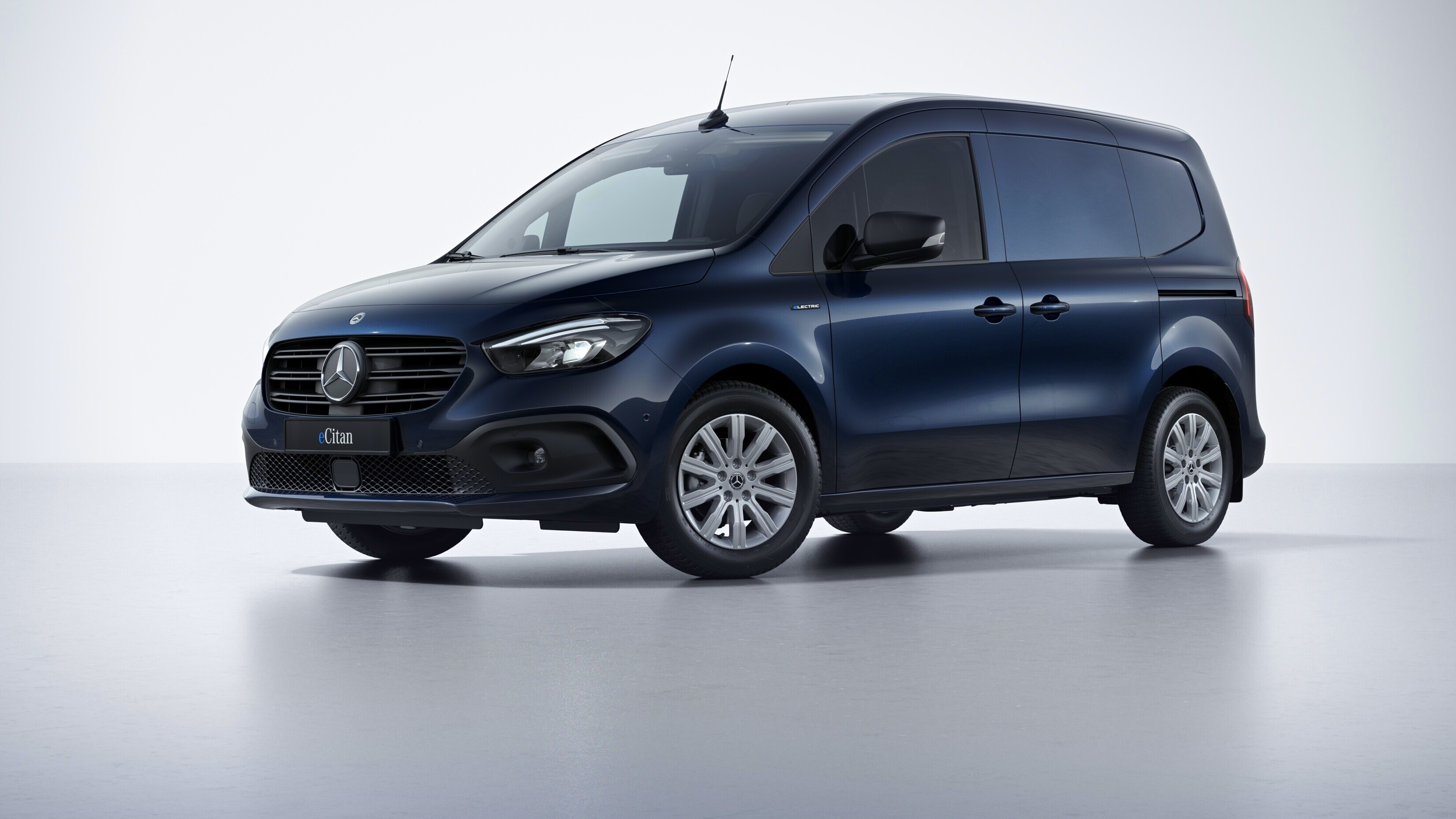 Vollelektrische Junge Sterne | Mercedes-Benz Ein blauer eCitan Kastenwagen in seitlicher Frontansicht.